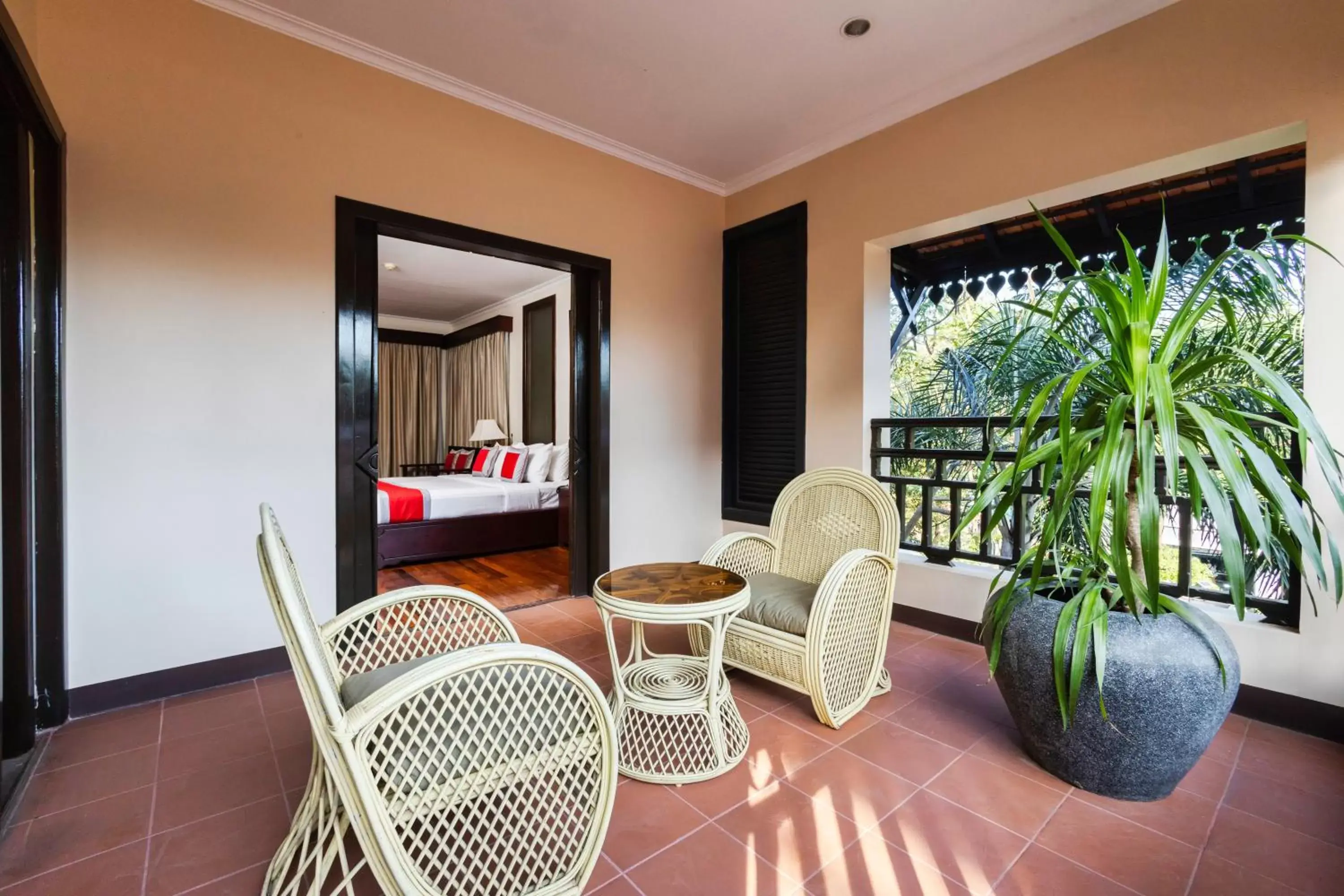 Bed, Seating Area in Saem Siemreap Hotel