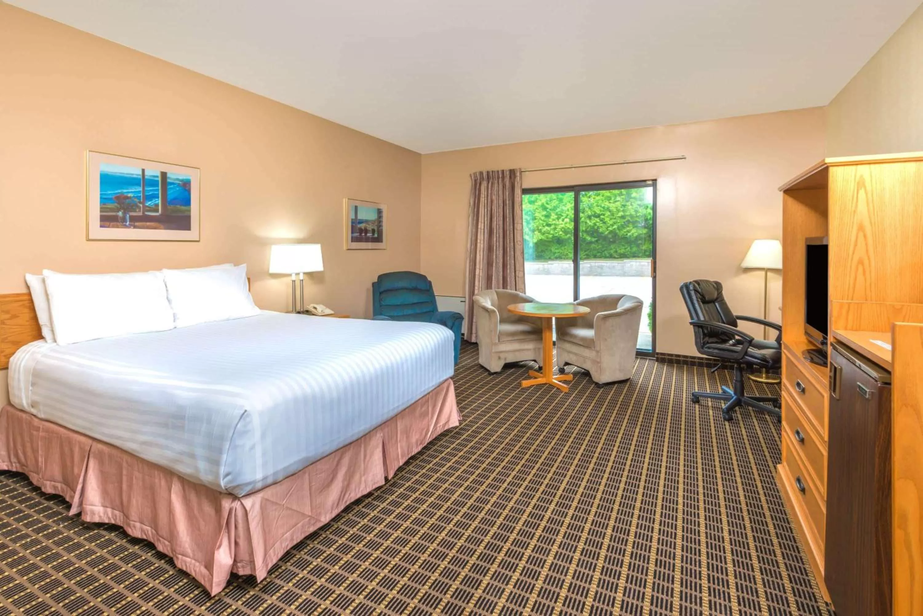 Photo of the whole room, Bed in Howard Johnson by Wyndham Tillsonburg