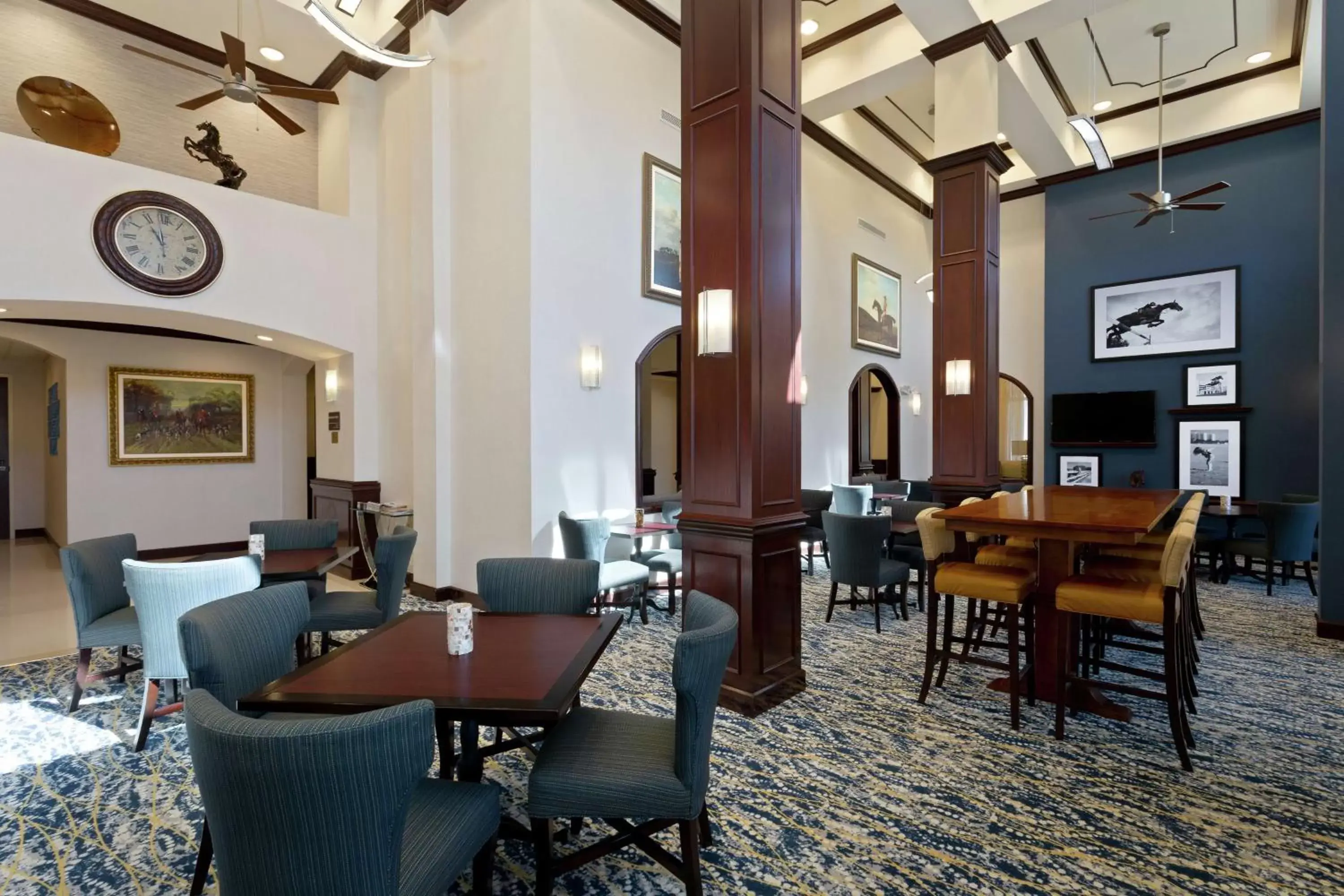 Dining area, Lounge/Bar in Hampton Inn & Suites Wellington