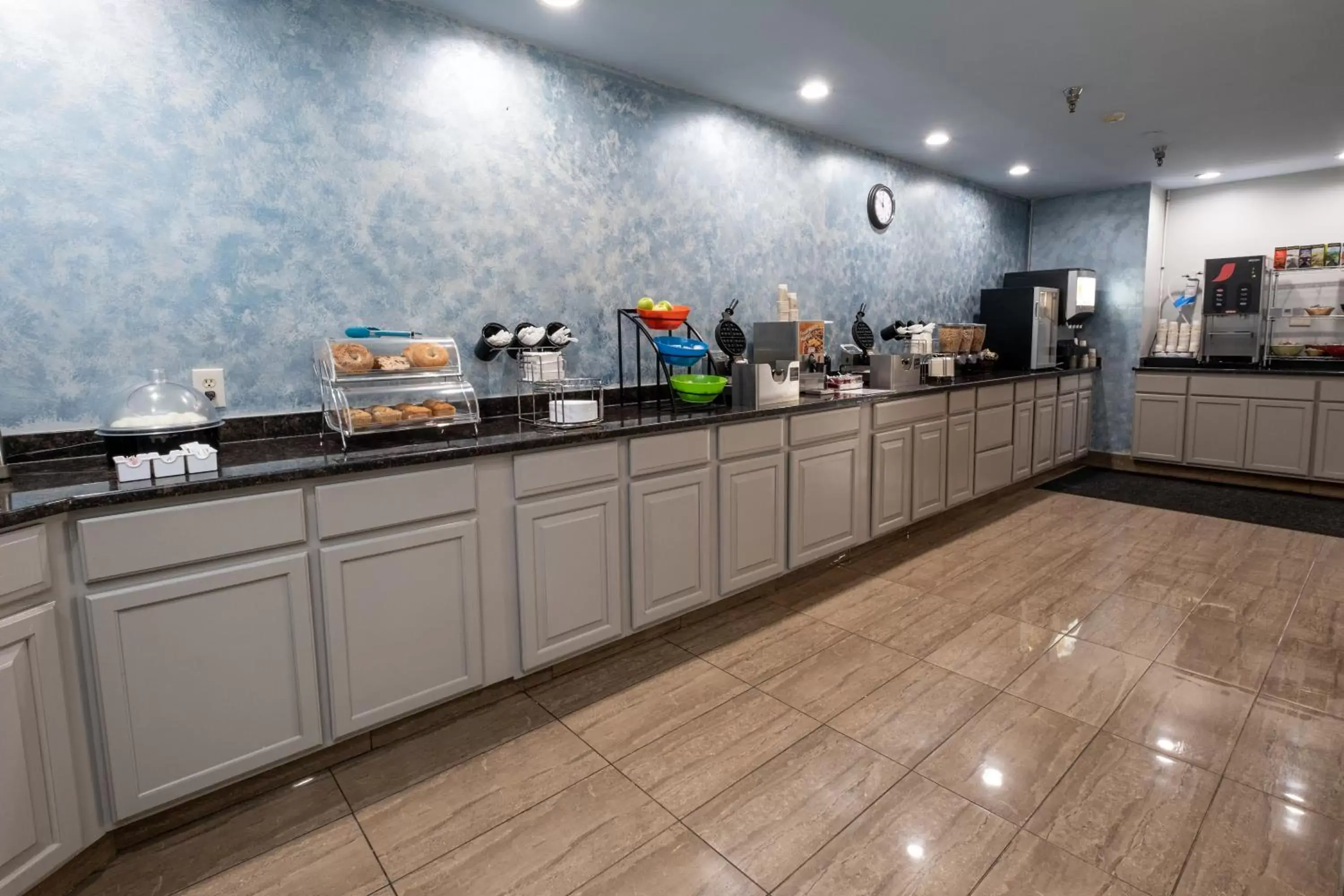 Continental breakfast, Restaurant/Places to Eat in Hilltop Inn & Suites - North Stonington