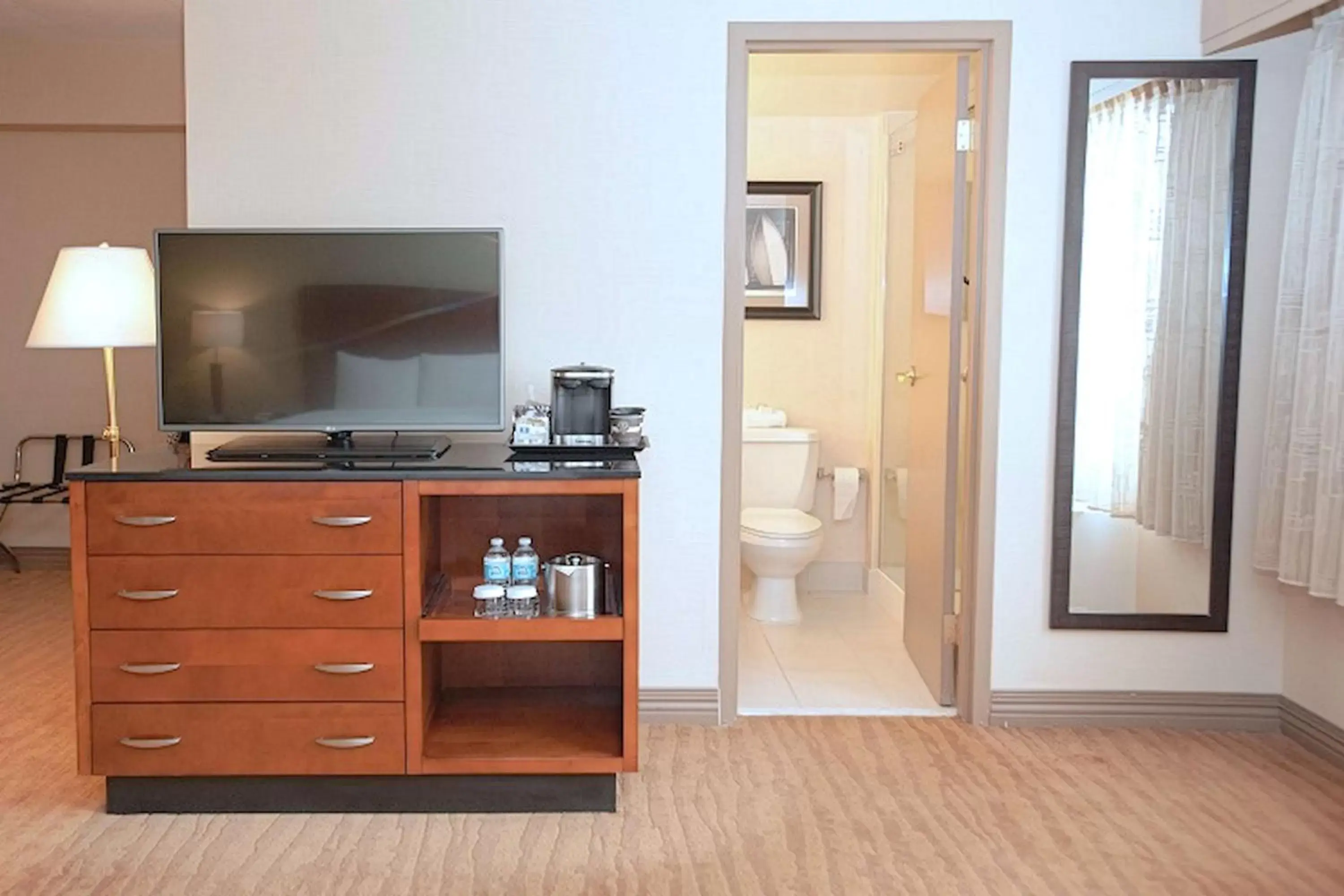 Bed, TV/Entertainment Center in DoubleTree Boston North Shore Danvers