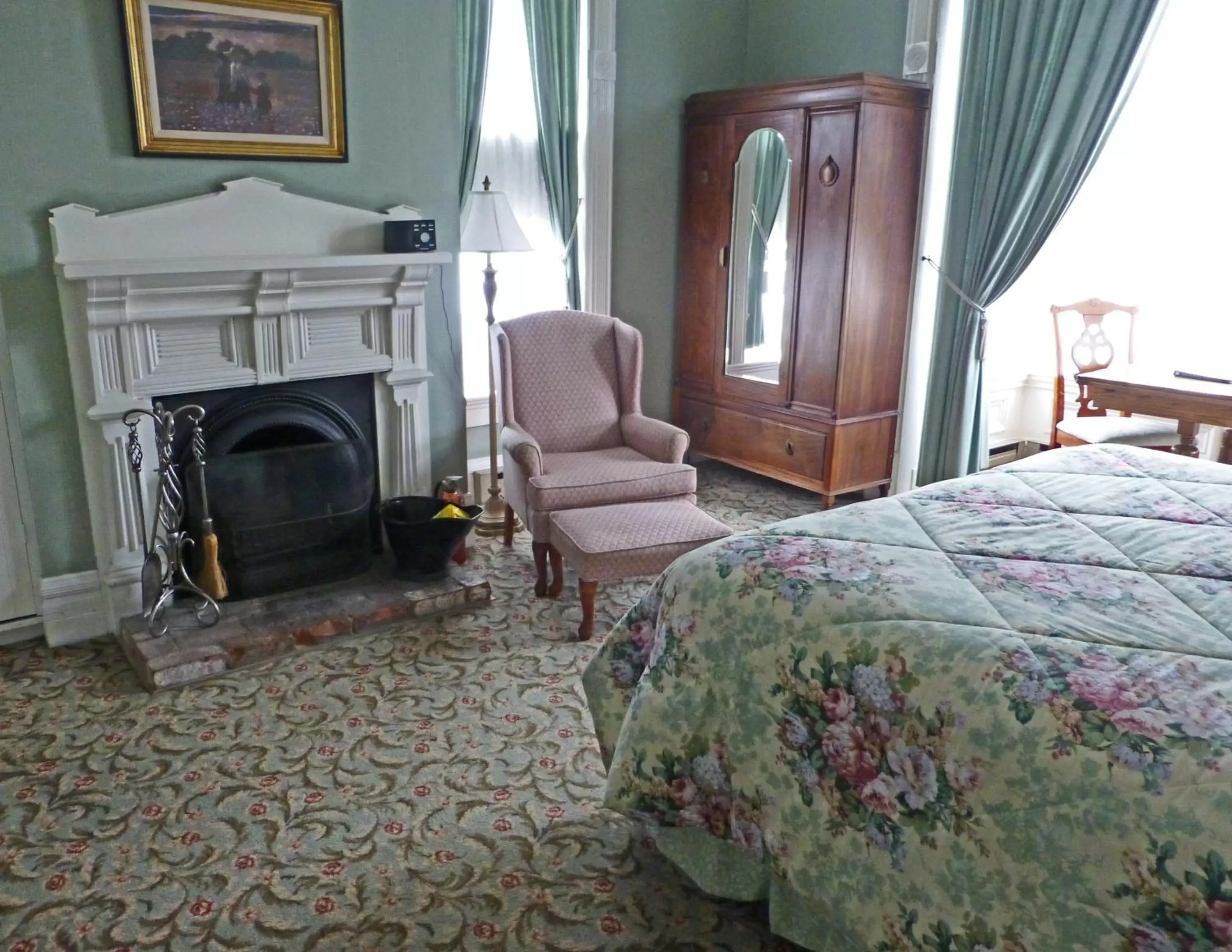 Photo of the whole room, TV/Entertainment Center in Victorian Inn