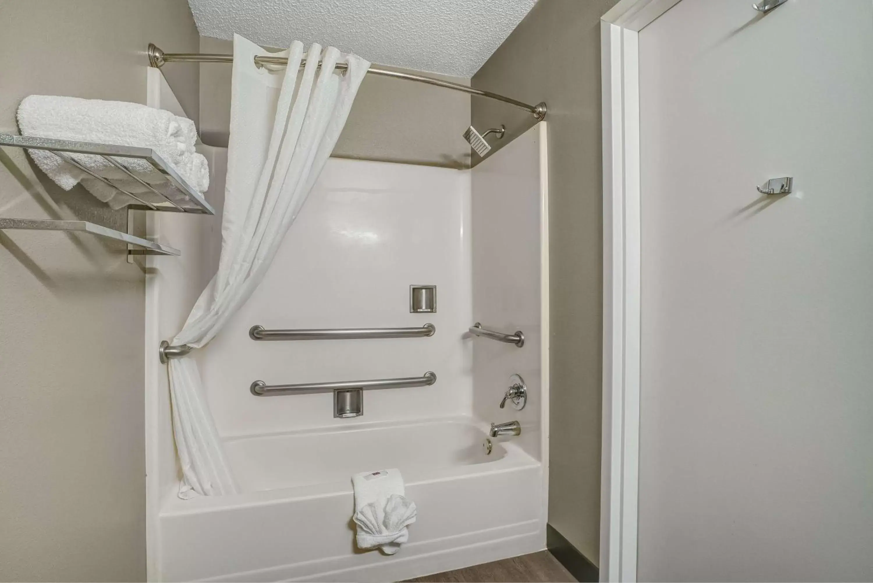 Bathroom in Motel 6-Villa Park, IL - Chicago West