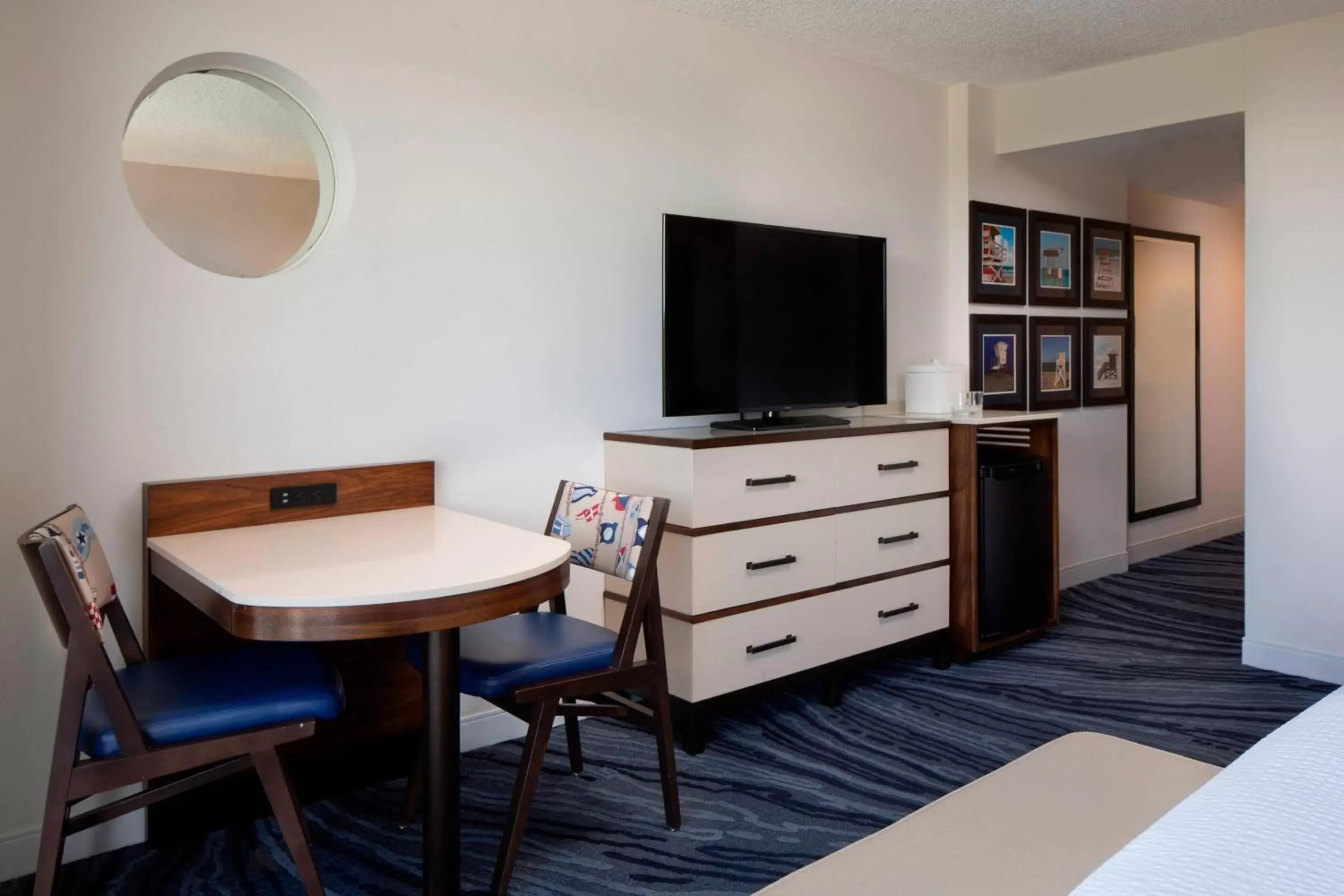 Living room, TV/Entertainment Center in Courtyard by Marriott Key Largo