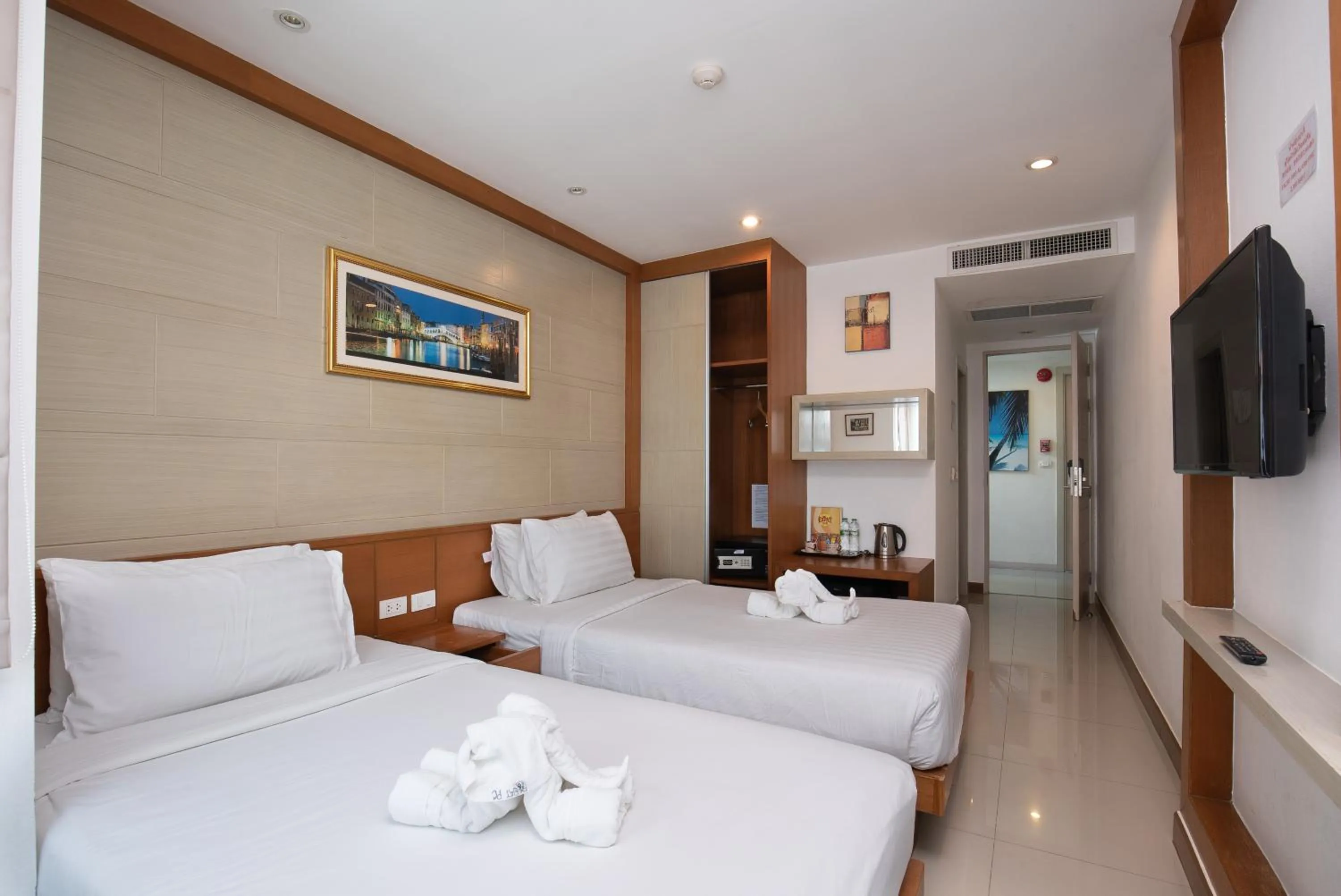 Bedroom in The Patong Center Hotel