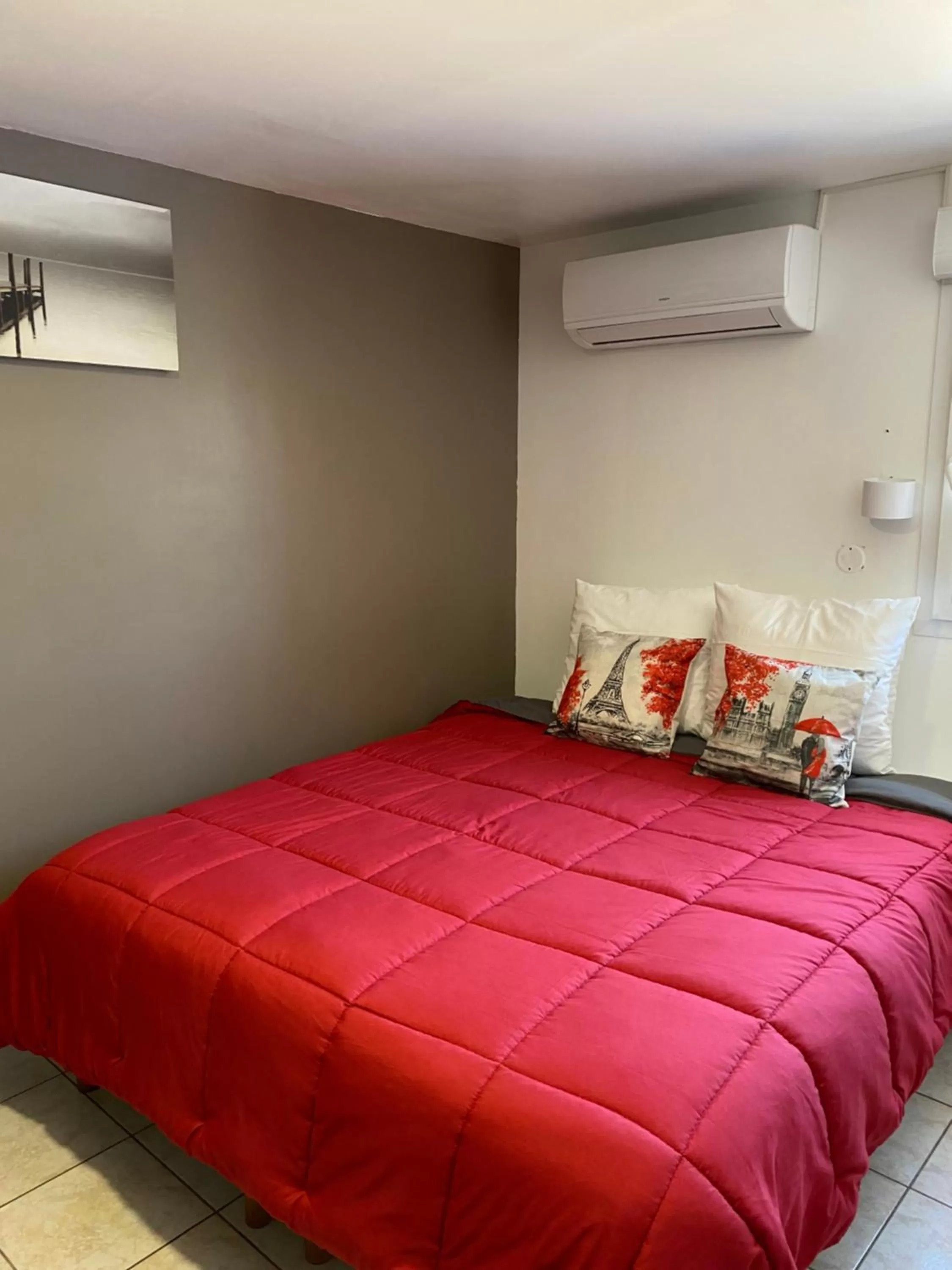 Bed in LOGIS Hôtel La Chaumière