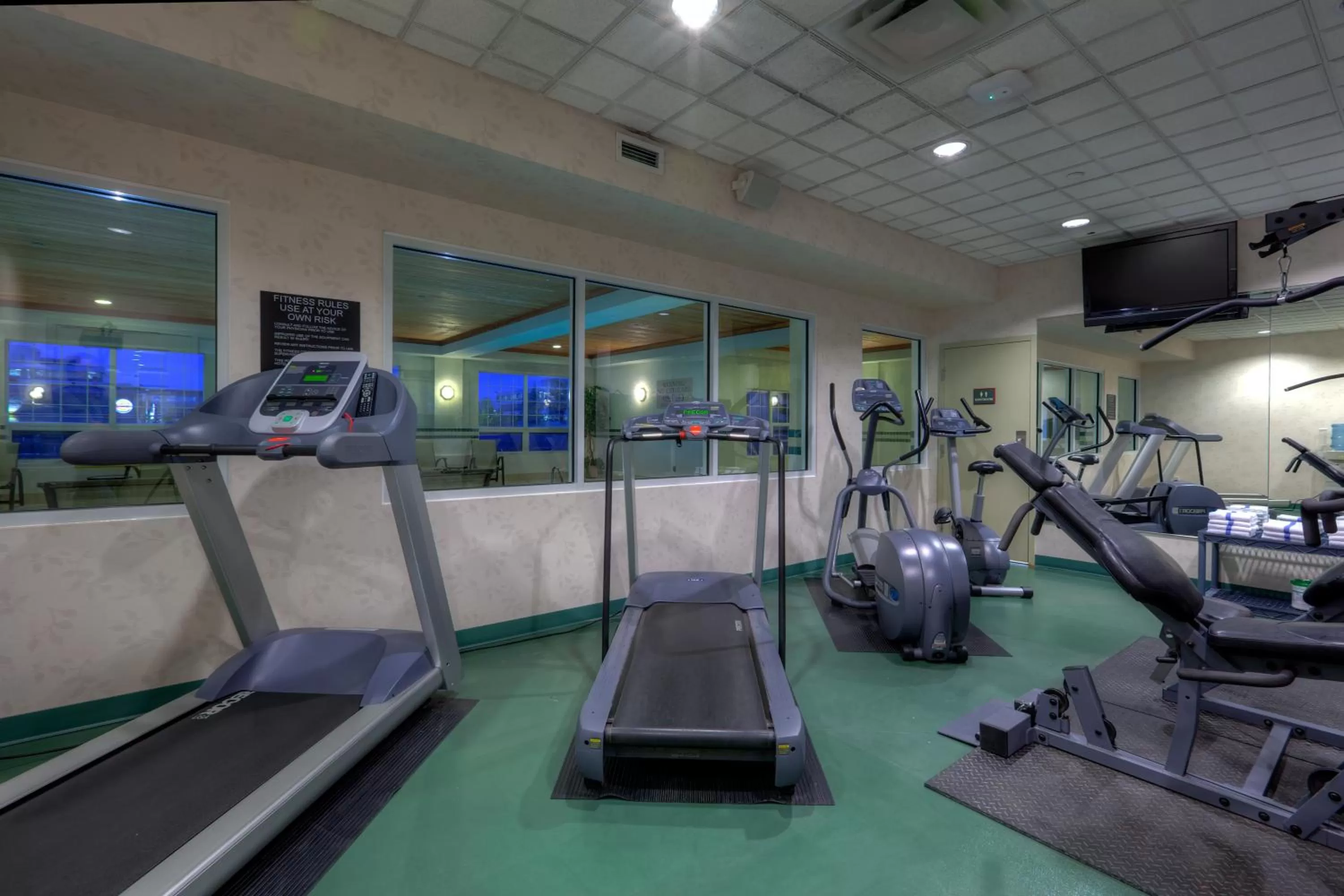 Fitness centre/facilities in Country Inn & Suites by Radisson, Calgary-Northeast