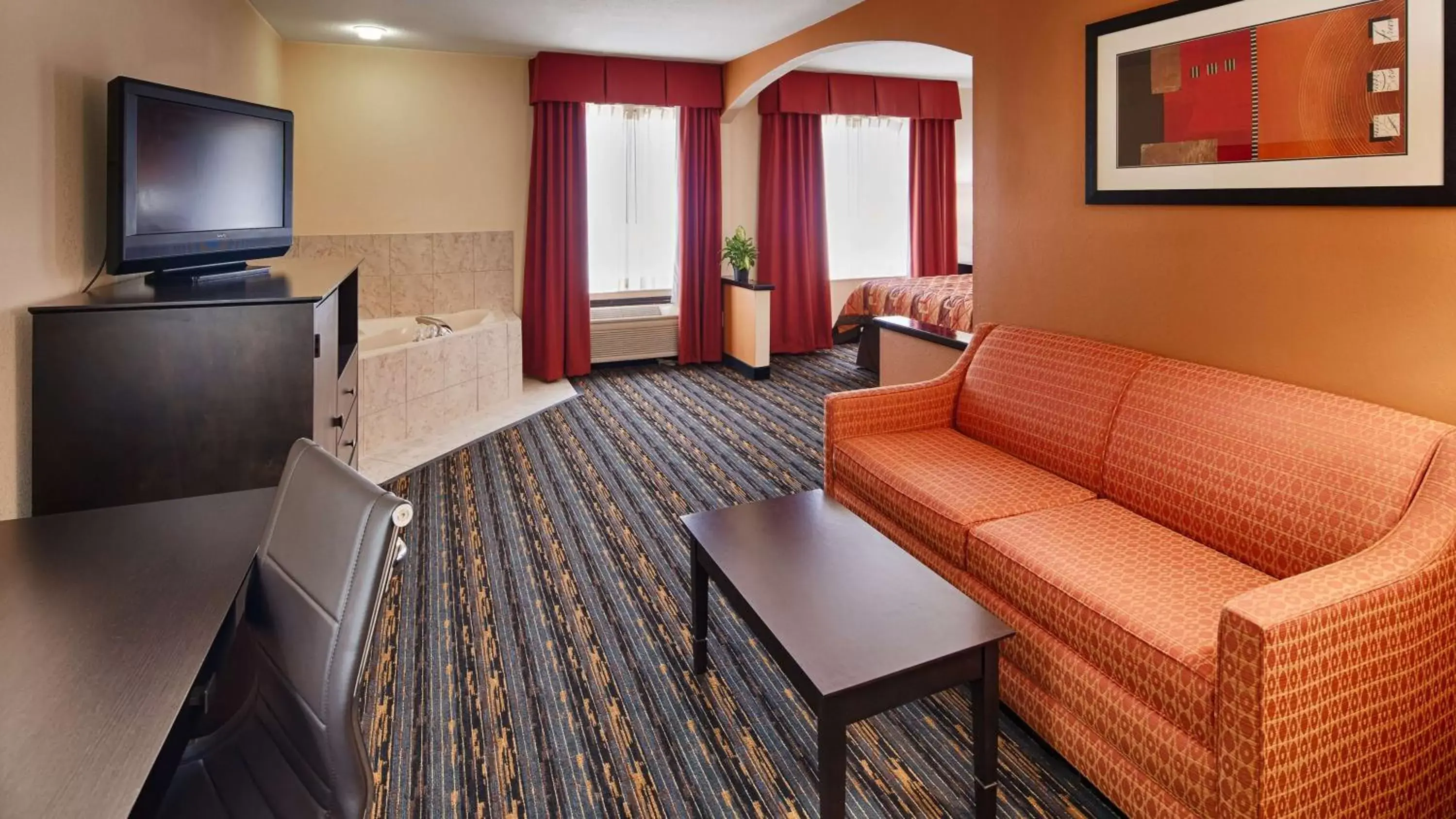 Bedroom, TV/Entertainment Center in Best Western Kenosha Inn