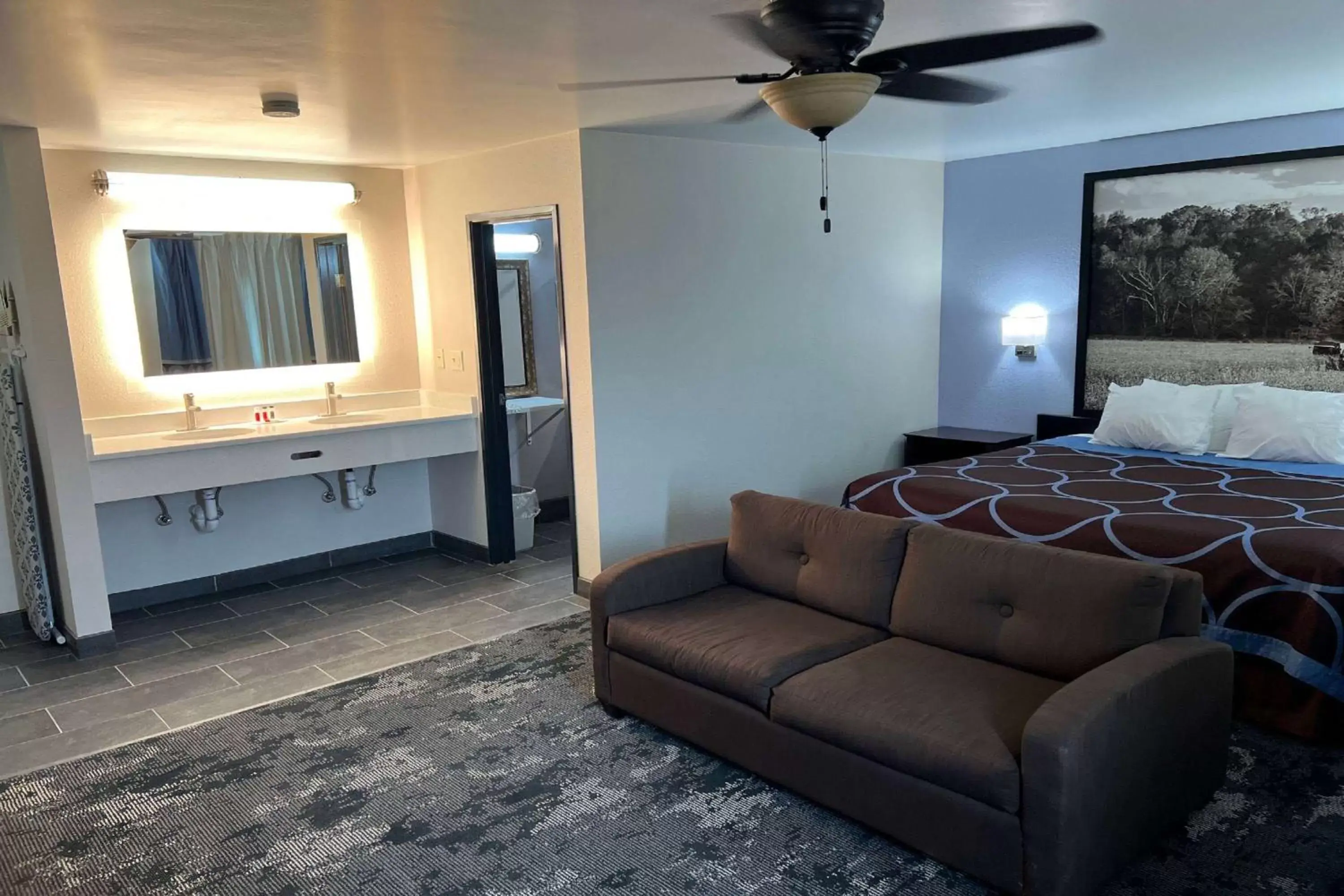 Photo of the whole room, Seating Area in Super 8 by Wyndham Columbus