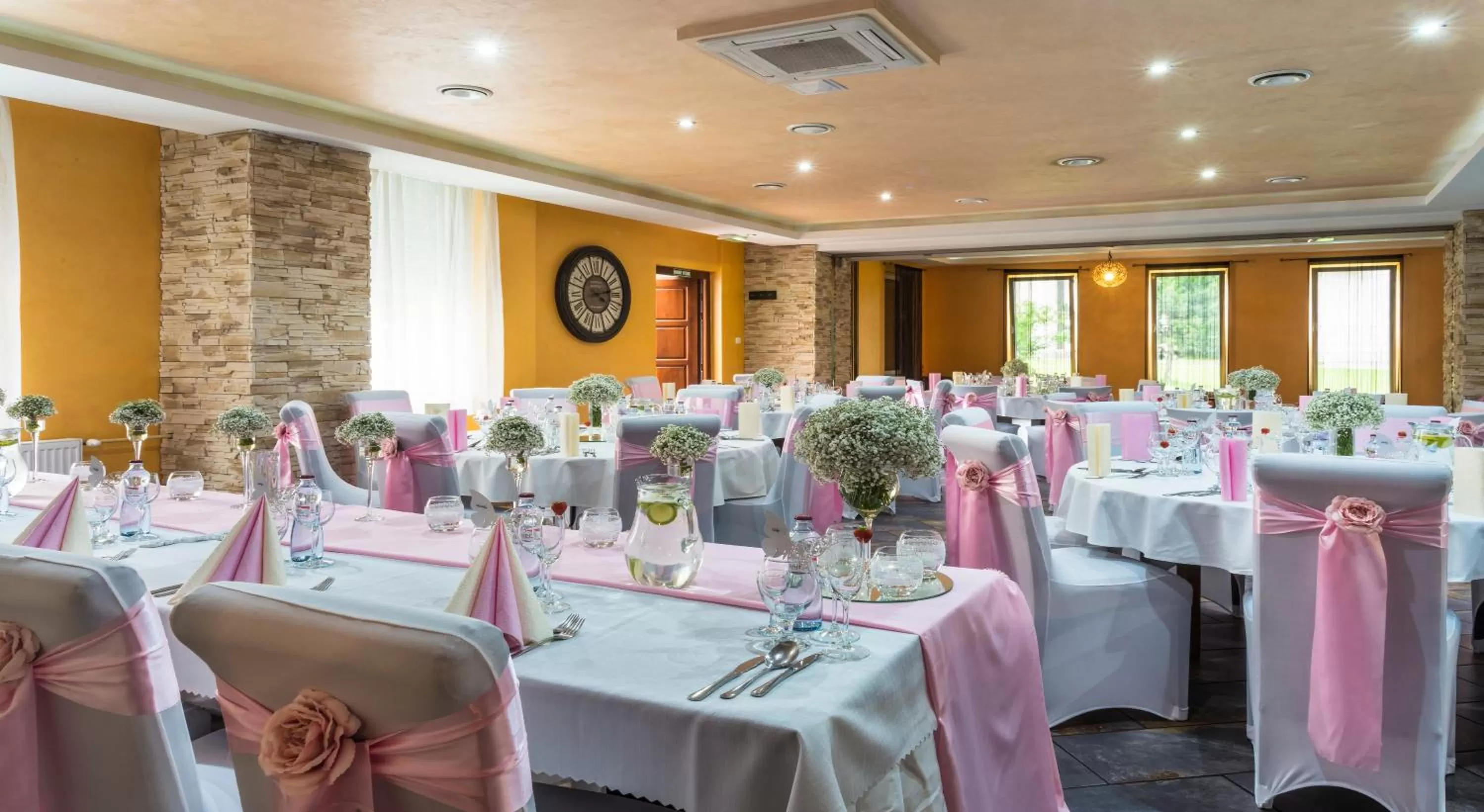 Restaurant/places to eat in Hotel Polo