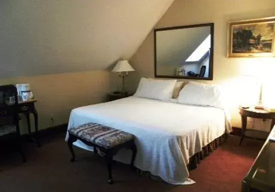 Bed in Madison Manor Boutique Hotel