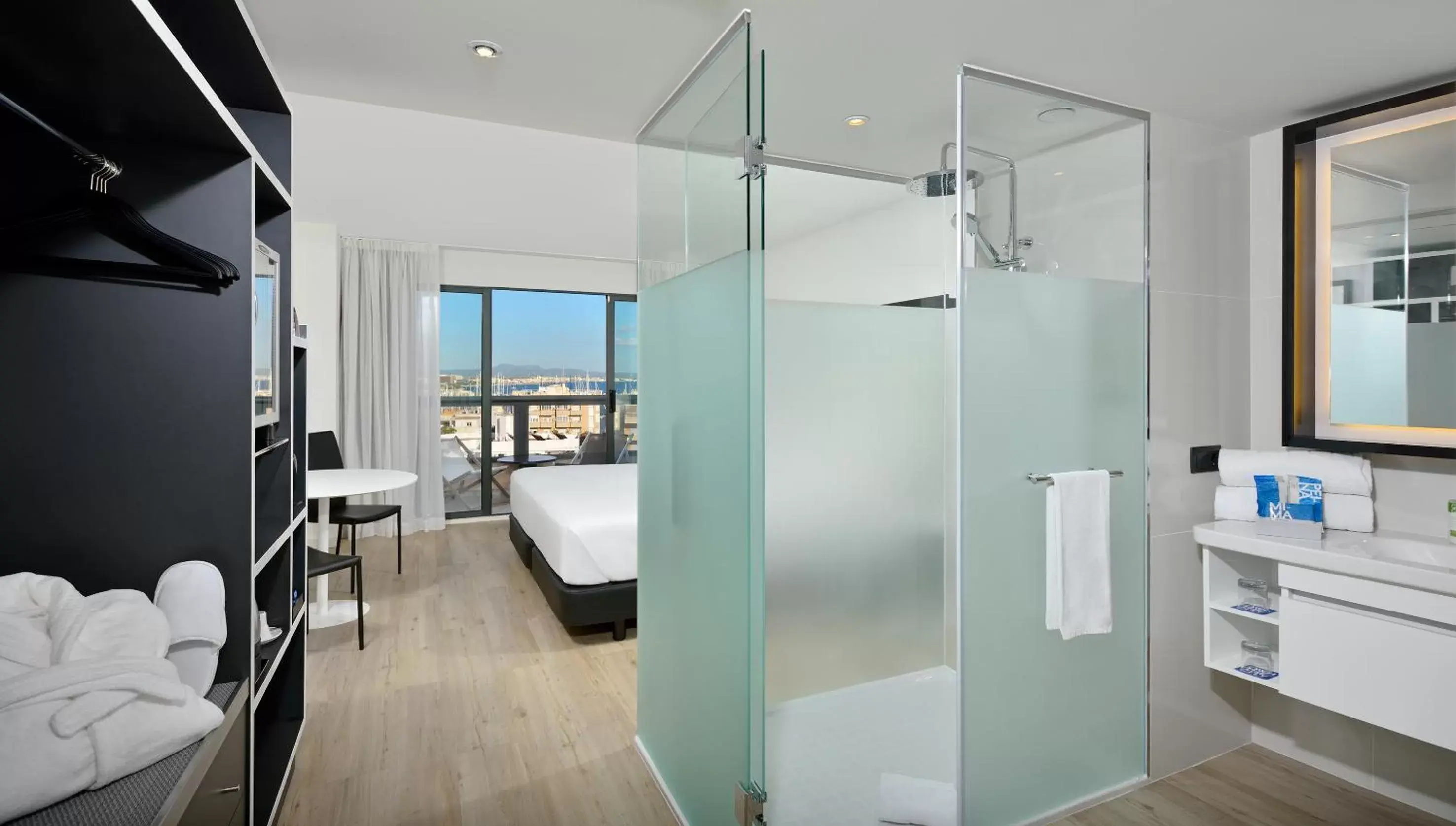 Photo of the whole room, Bathroom in INNSiDE by Meliá Palma Bosque