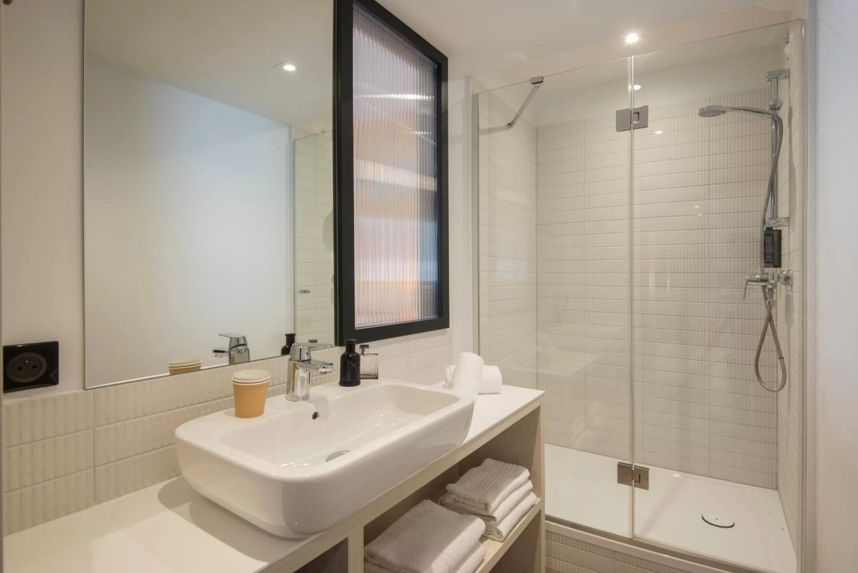 Shower in ibis Styles Pertuis Portes du Luberon