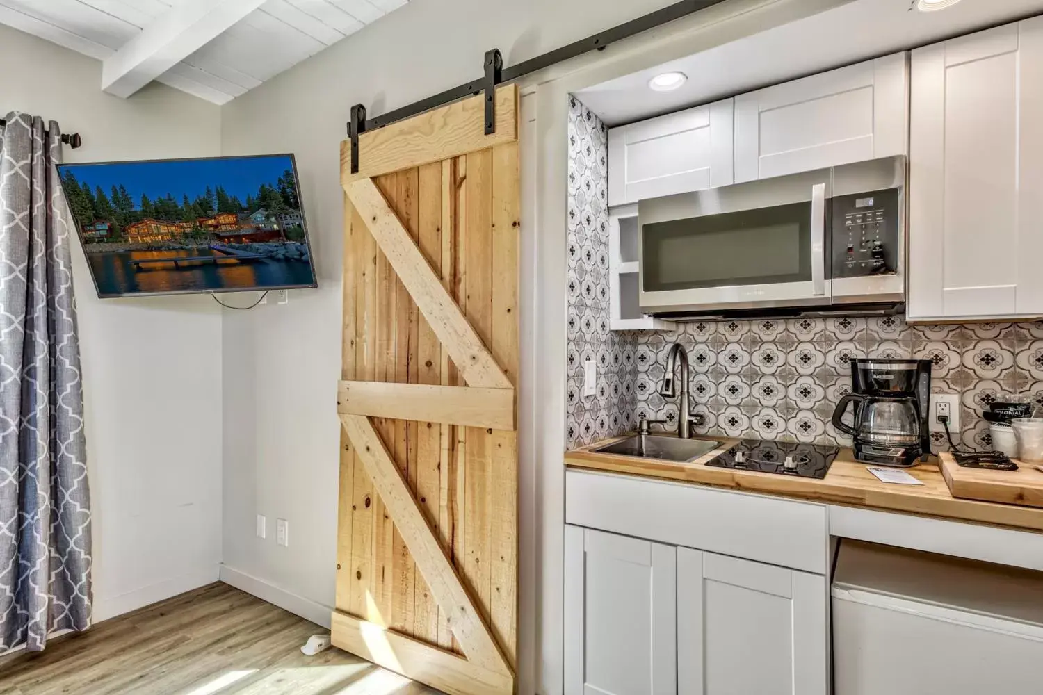 Kitchen or kitchenette, Kitchen/Kitchenette in The Historic West Walker Motel