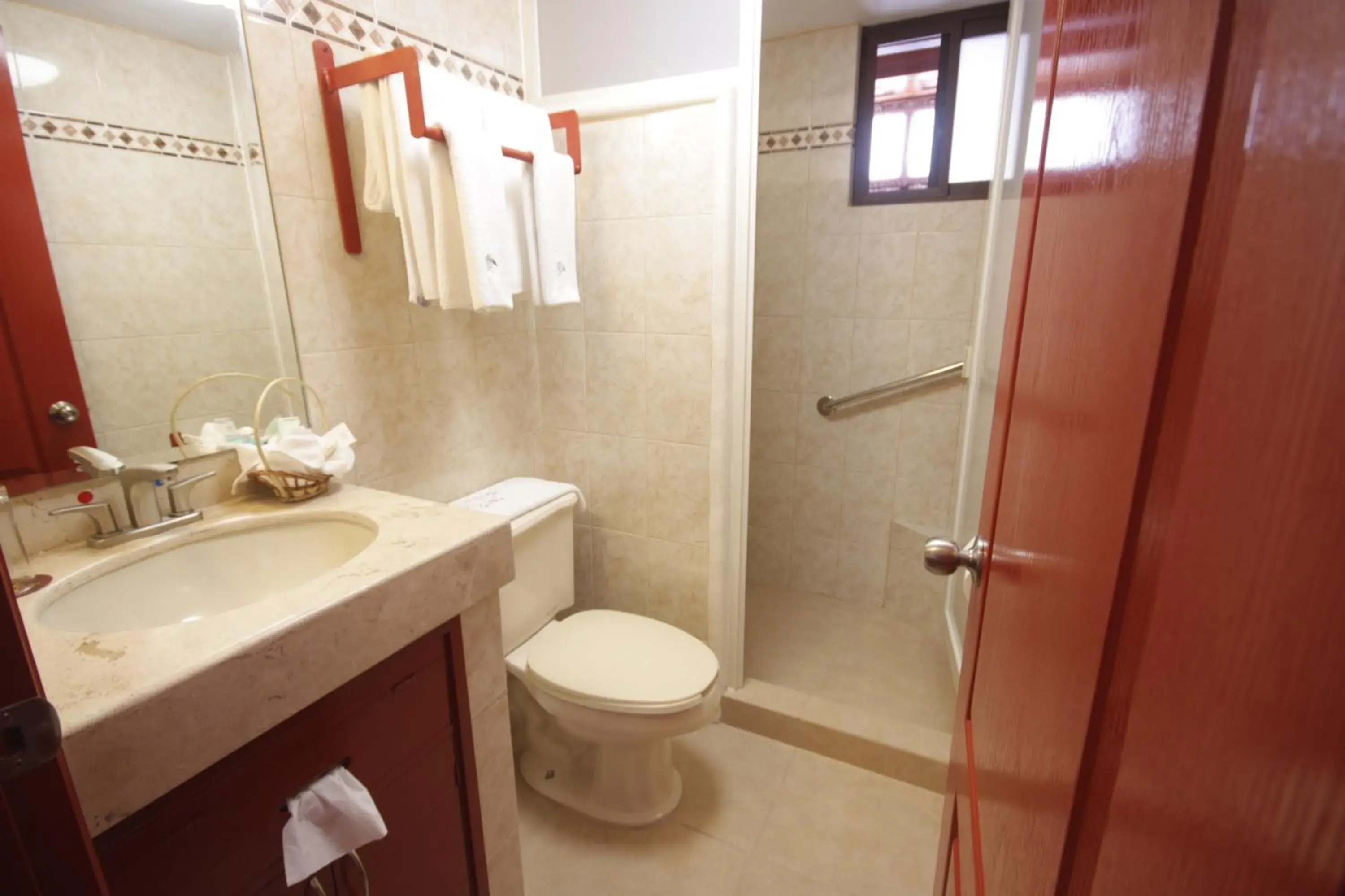 Shower, Bathroom in Hotel Santa Regina