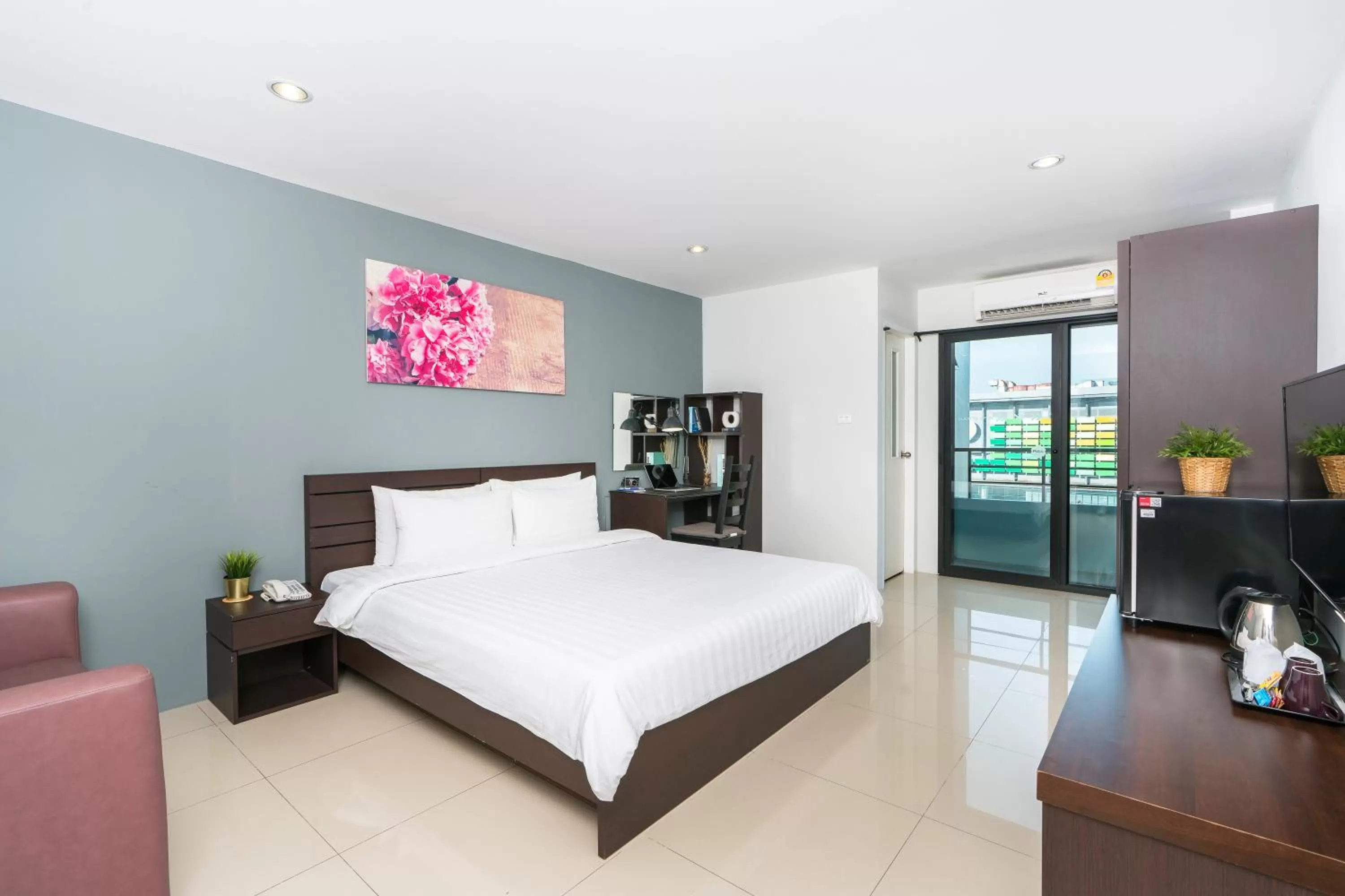 Photo of the whole room, Bed in De Botan Srinakarin Hotel & Residence