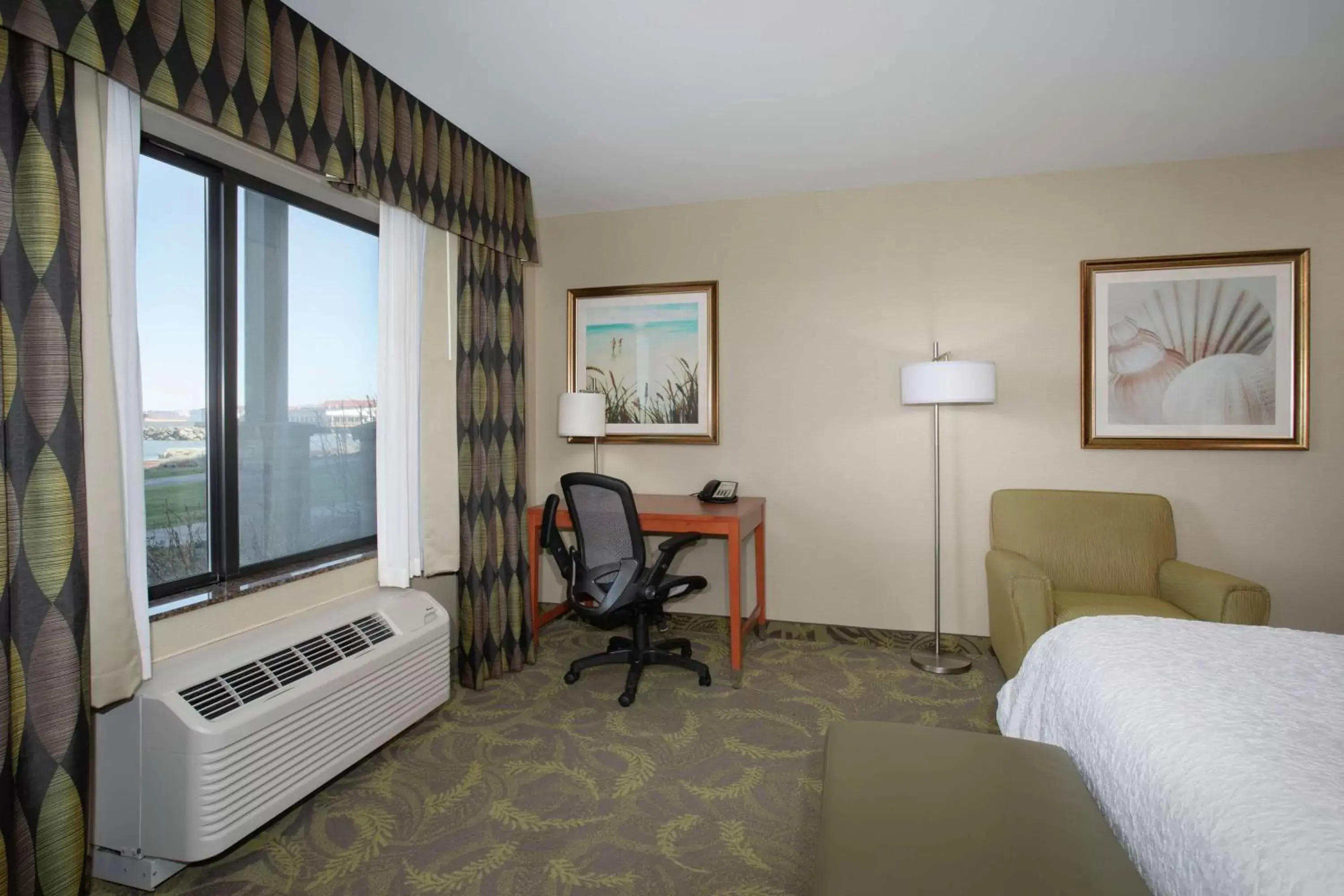 Bedroom, Seating Area in Hampton Inn & Suites Astoria