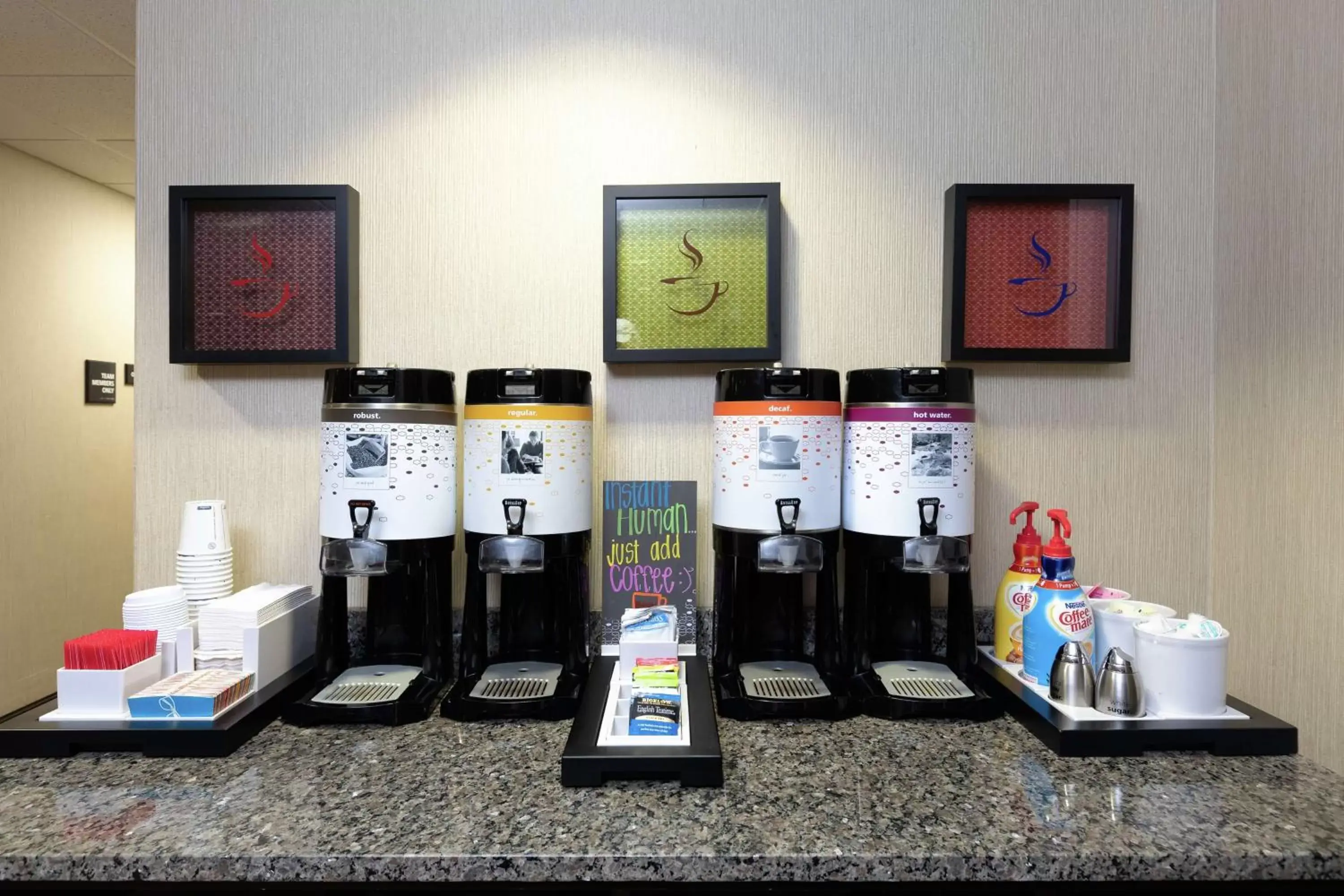 Dining area in Hampton Inn Houma