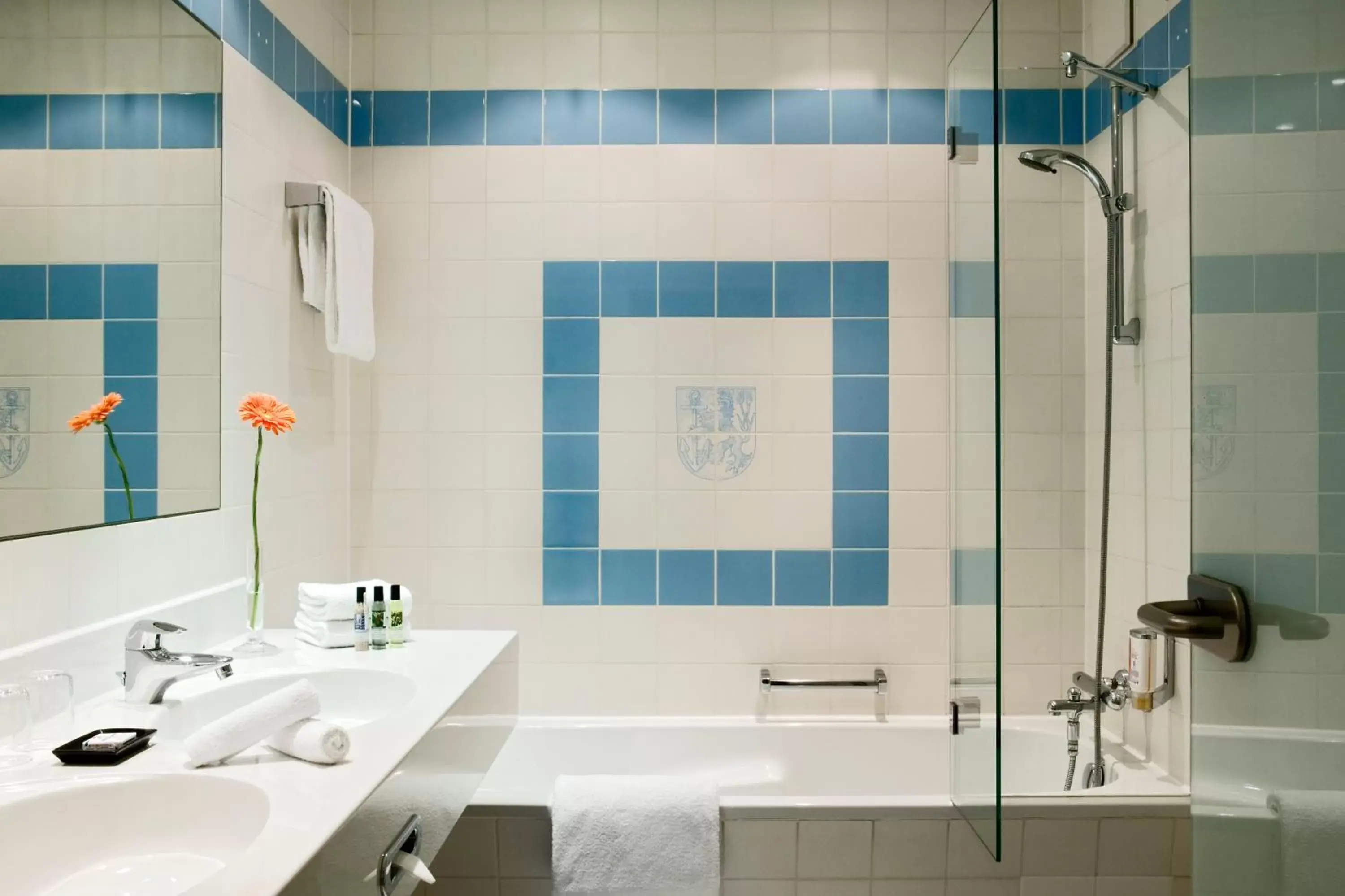 Shower, Bathroom in Mercure Hotel Düsseldorf City Center