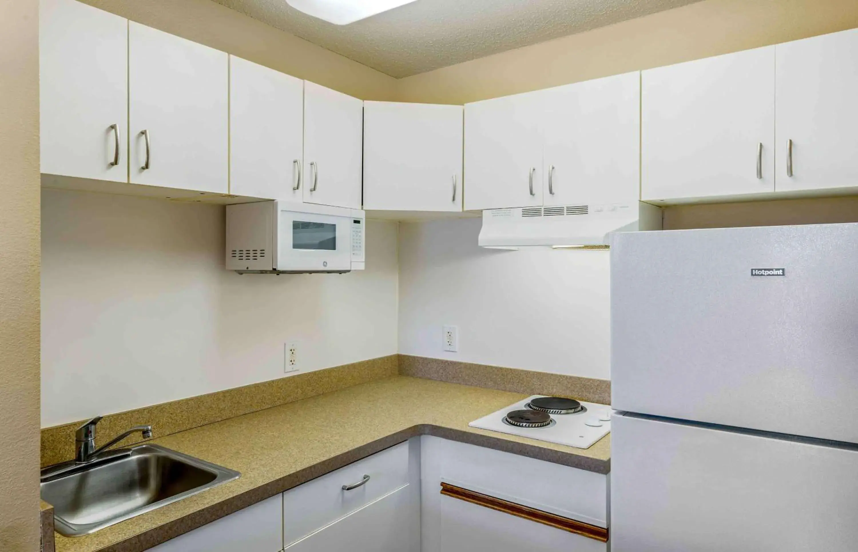Bedroom, Kitchen/Kitchenette in Extended Stay America Suites - Boston - Waltham - 52 4th Ave