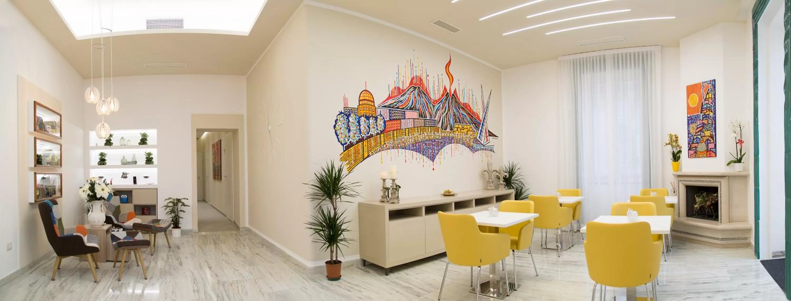 Communal lounge/ TV room in The Five Rooms Napoli