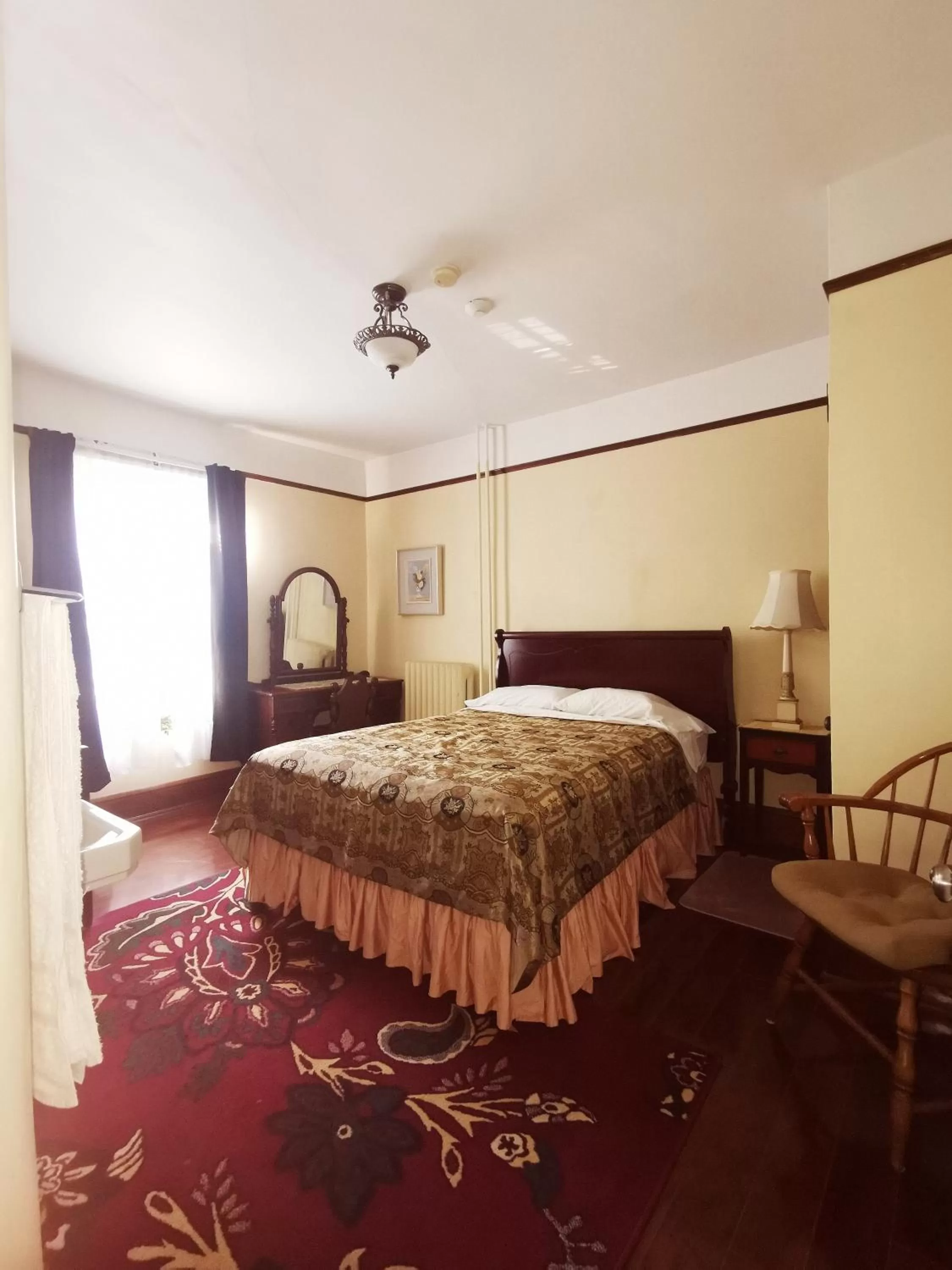 Bedroom, Bed in Royal Hotel