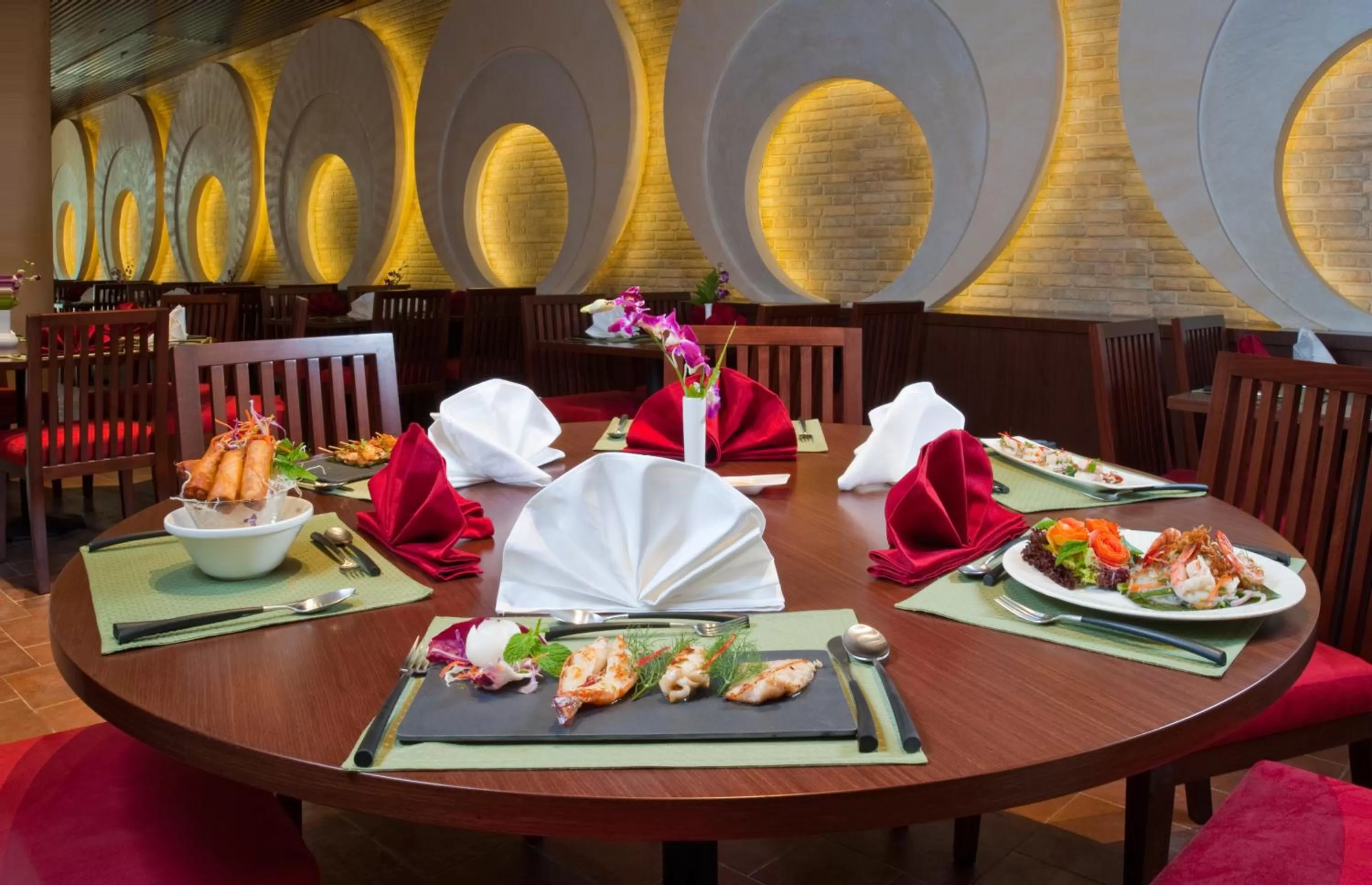 Dining area in City Seasons Al Hamra Hotel