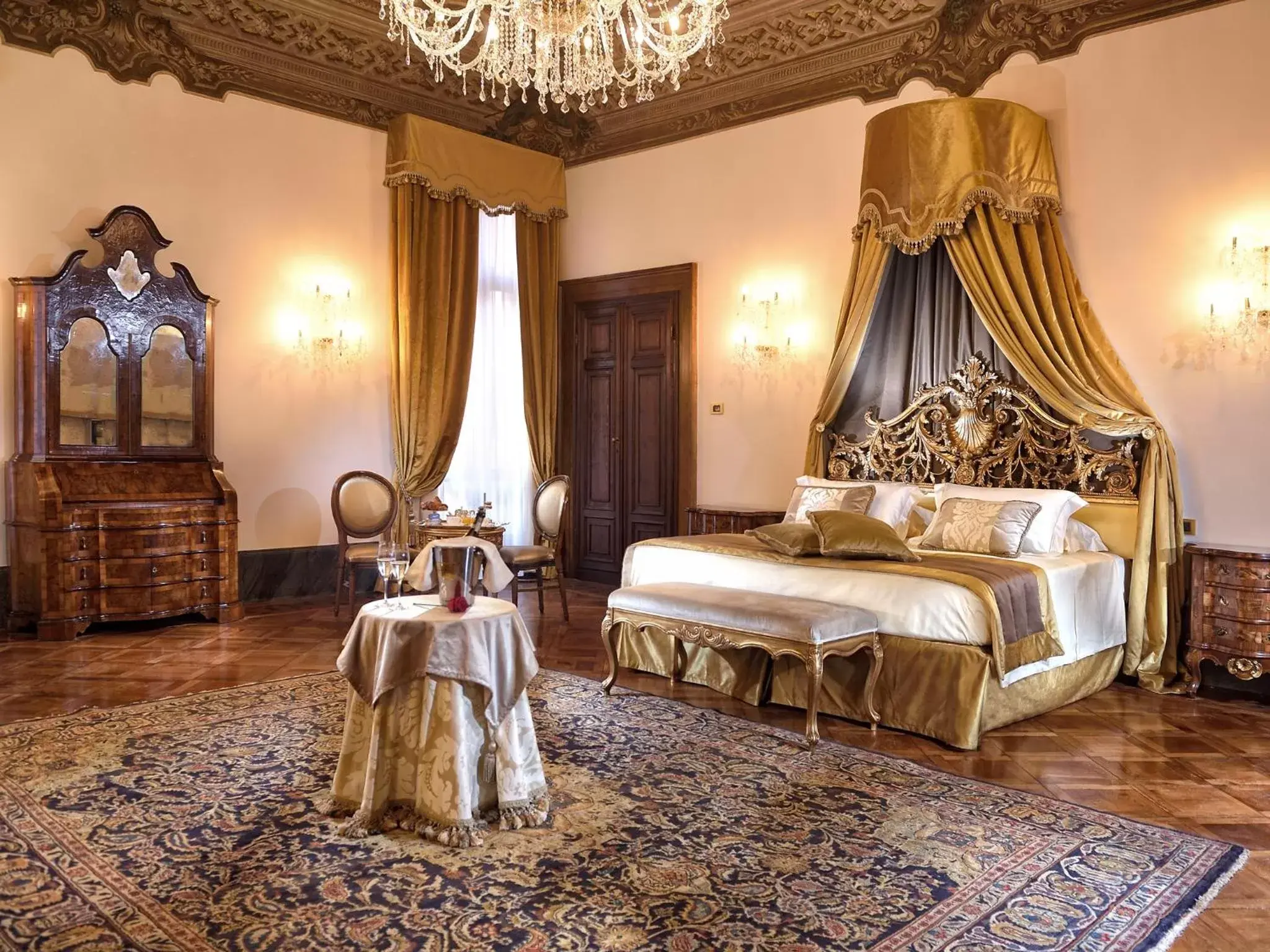 Photo of the whole room, Bed in Hotel Ai Cavalieri di Venezia