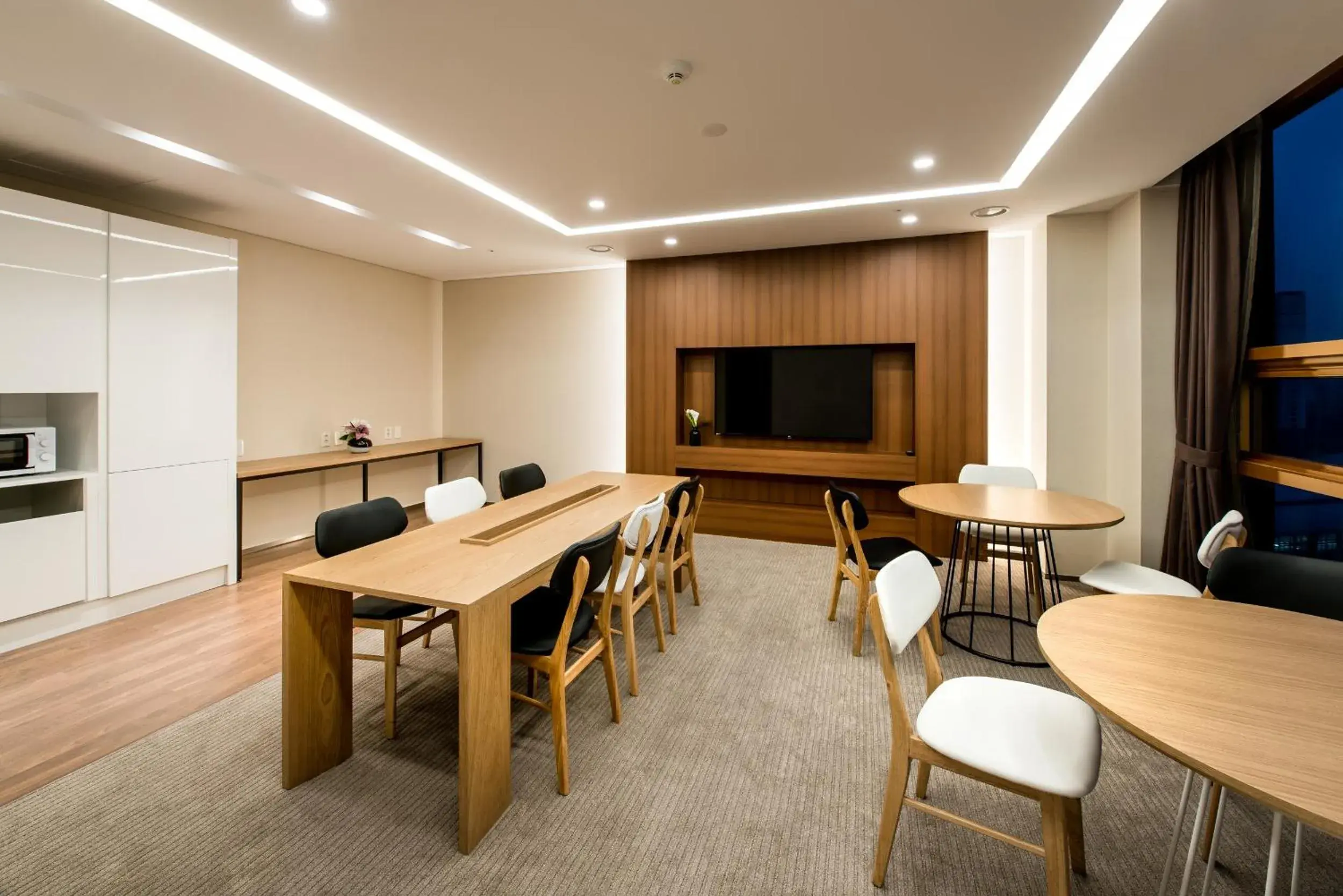 Communal lounge/ TV room in Ramada by Wyndham Incheon