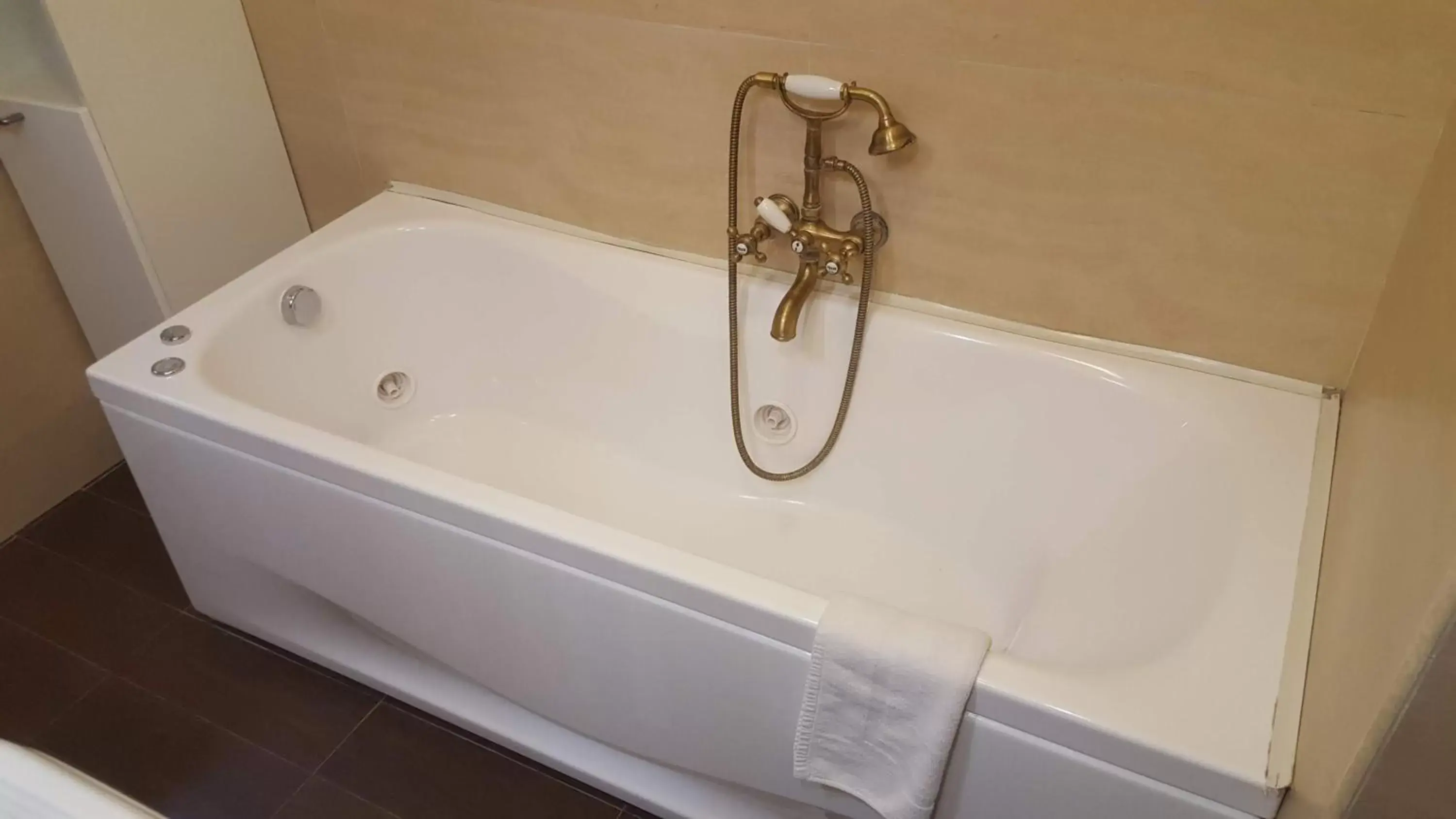 Hot Tub, Bathroom in Il Nido del Falco