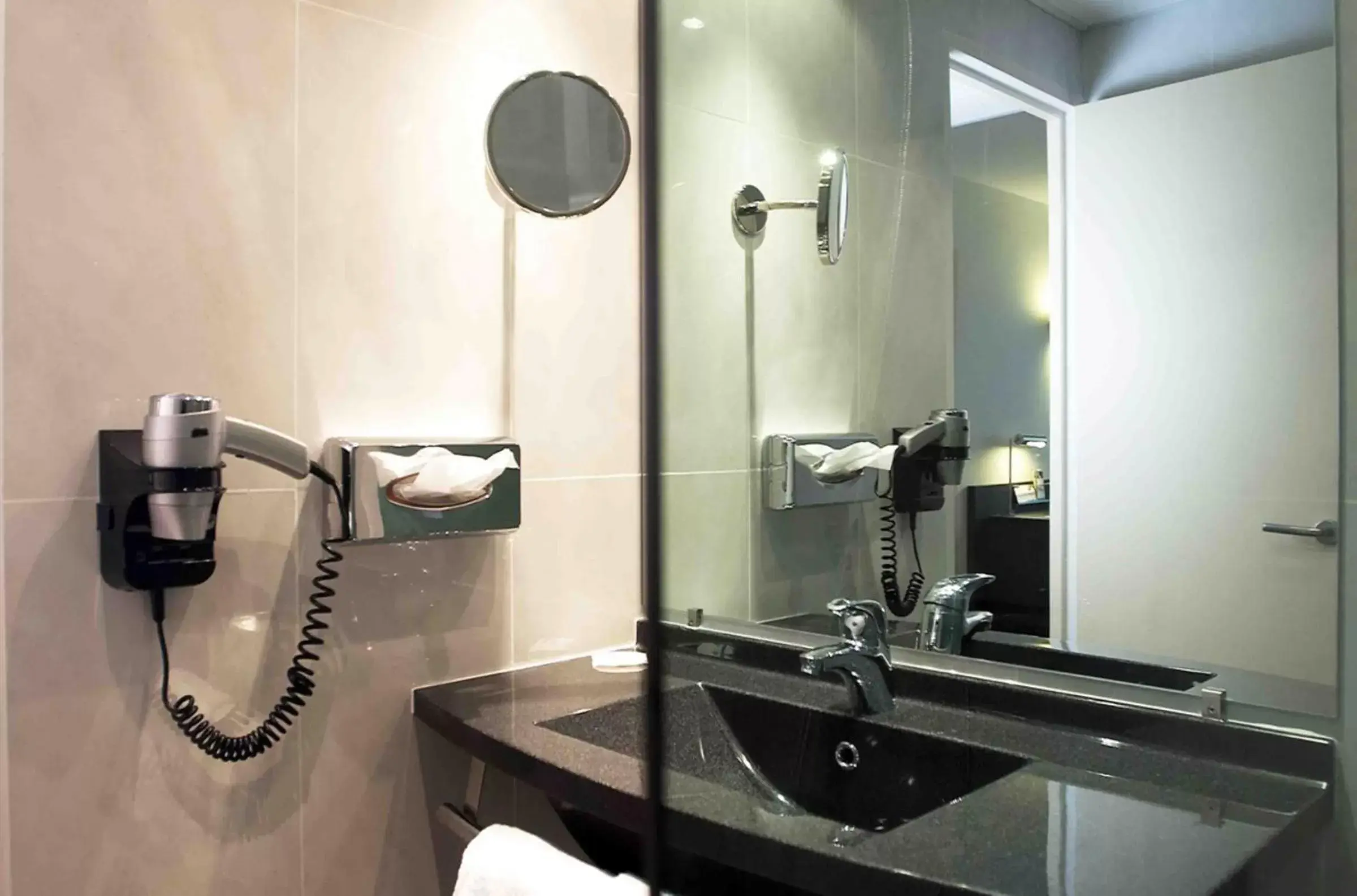 Bathroom in Hôtel Oceania Brest