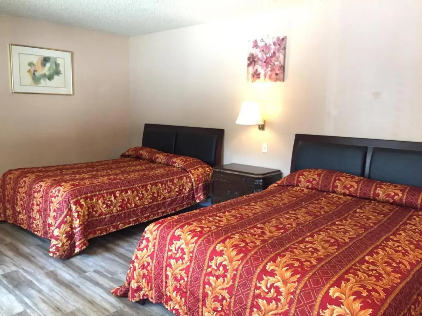 Bed in King Lodge Motel