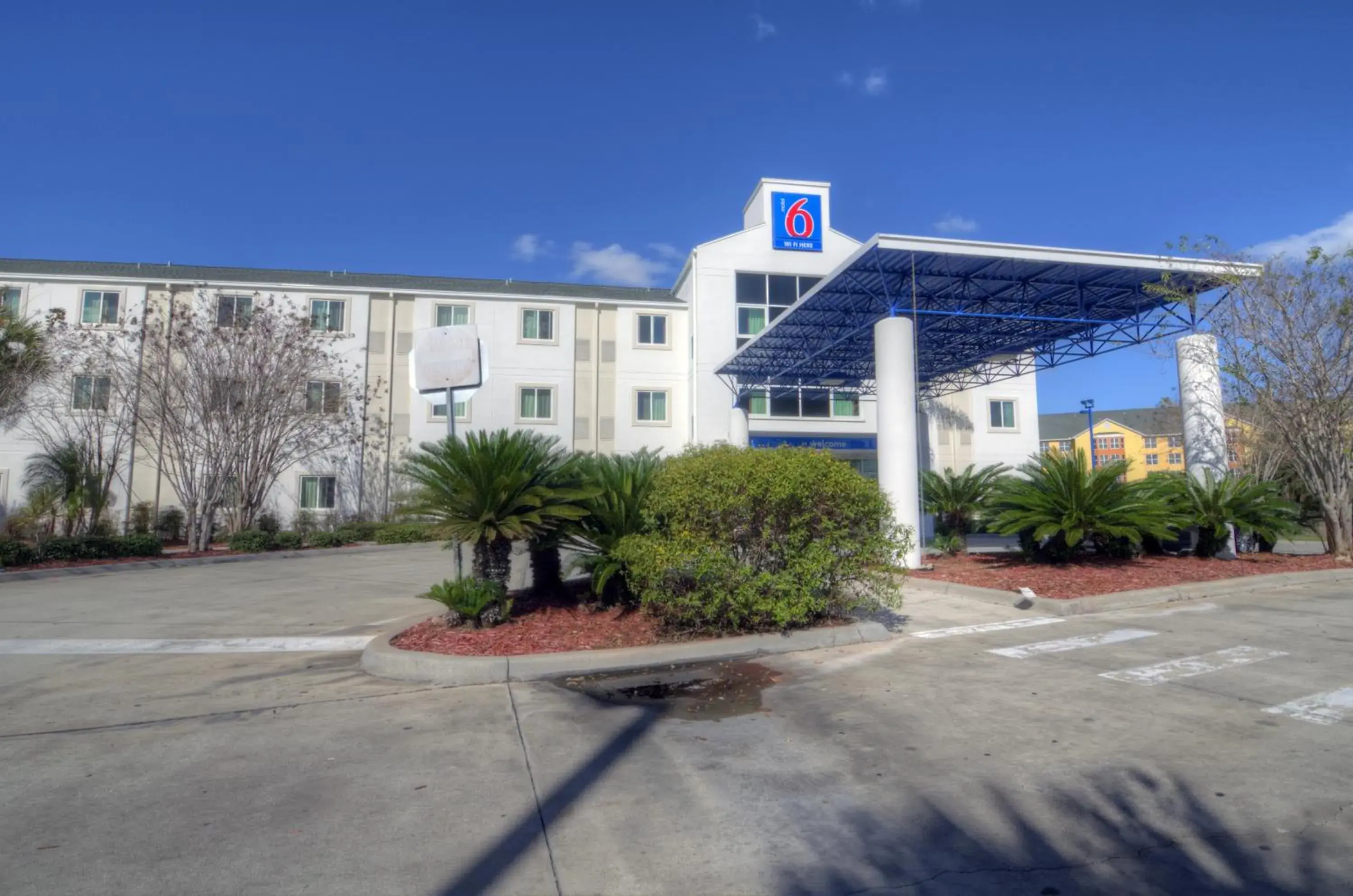 Facade/entrance, Property Building in Motel 6-Orlando, FL - International Dr