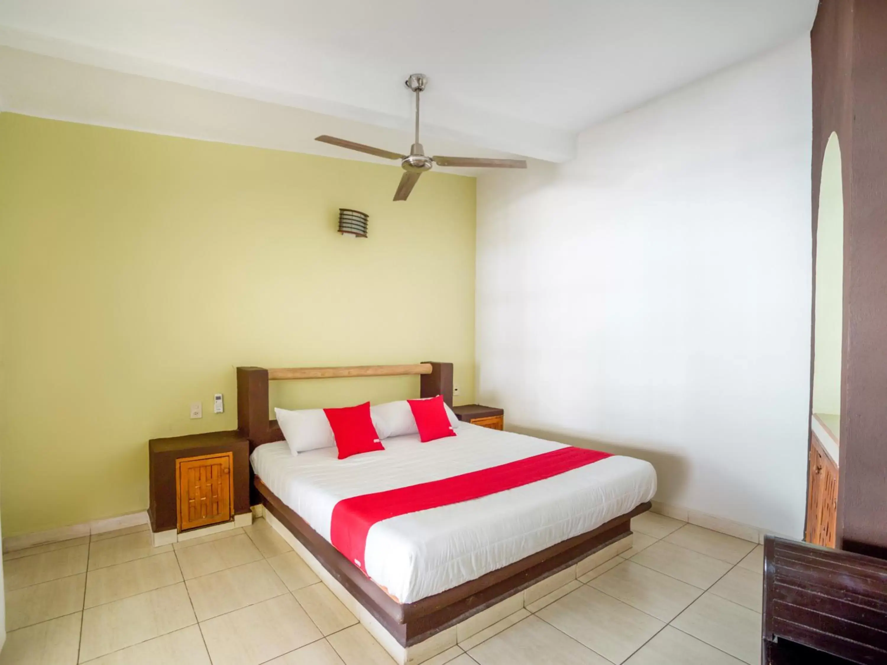 Bedroom, Bed in OYO Hotel Posada Lys, Zihuatanejo