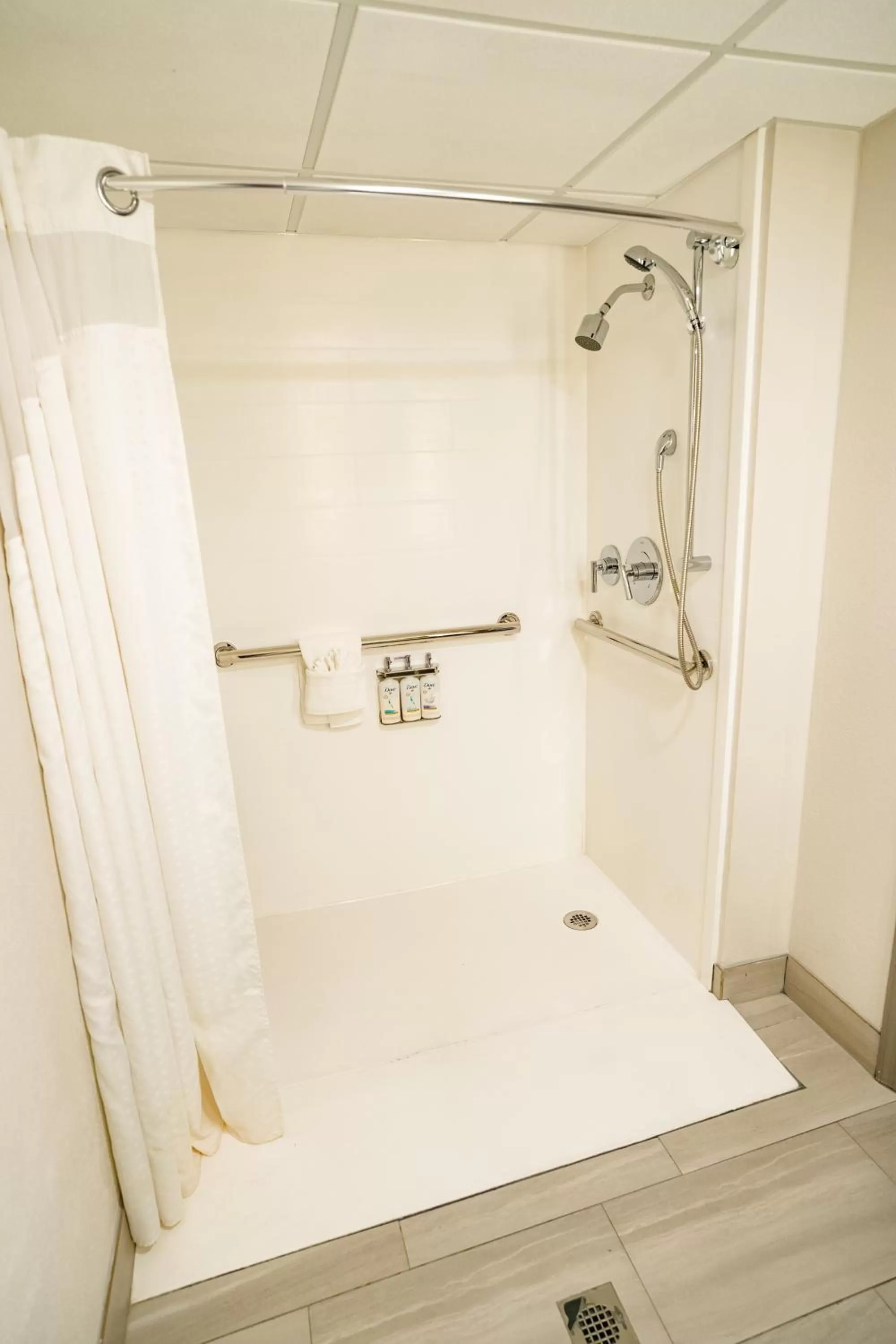 Shower in Holiday Inn Express Hotel & Suites Knoxville-North-I-75 Exit 112 by IHG