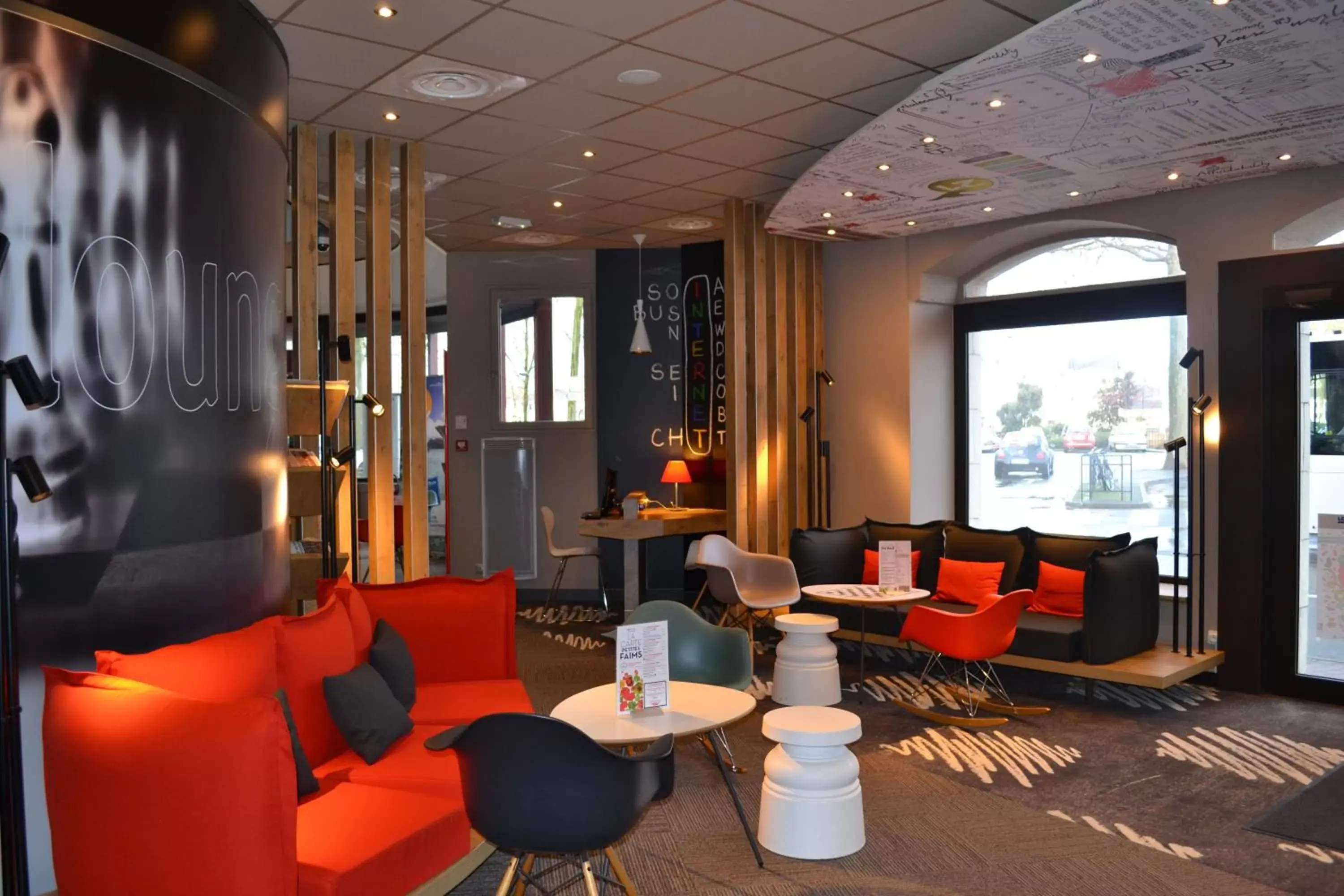 Lobby or reception in ibis Angers Centre Chateau