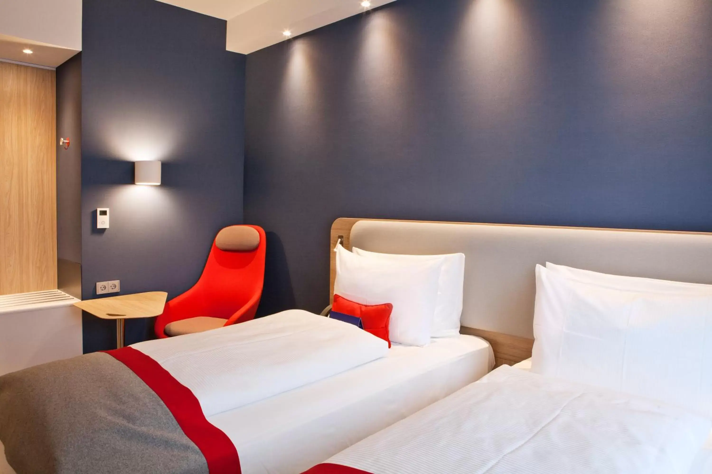 Bed in Holiday Inn Express Frankfurt Airport - Raunheim, an IHG Hotel