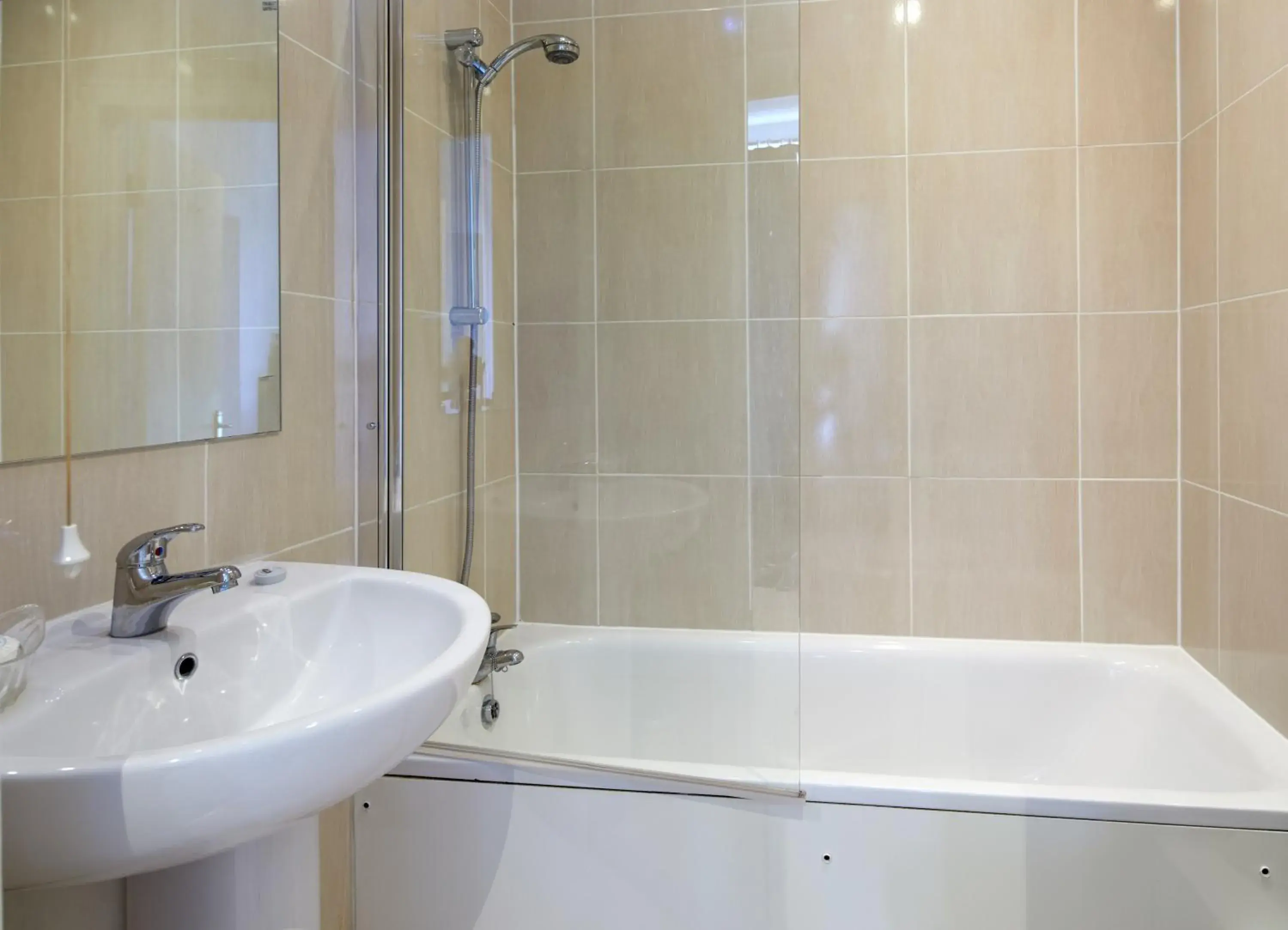 Bathroom in White Horse Farm Inn