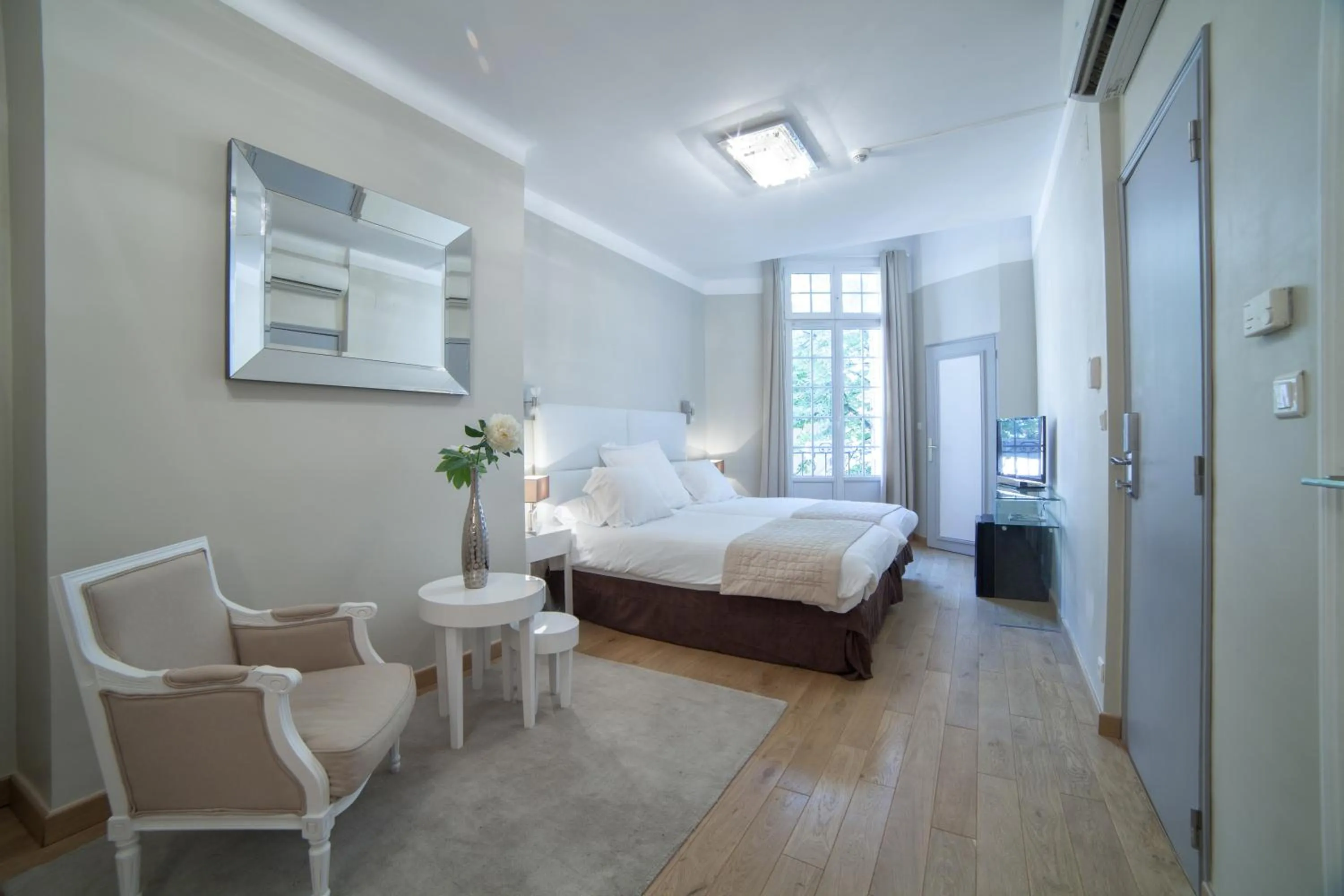 Photo of the whole room, Bed in Hôtel de France