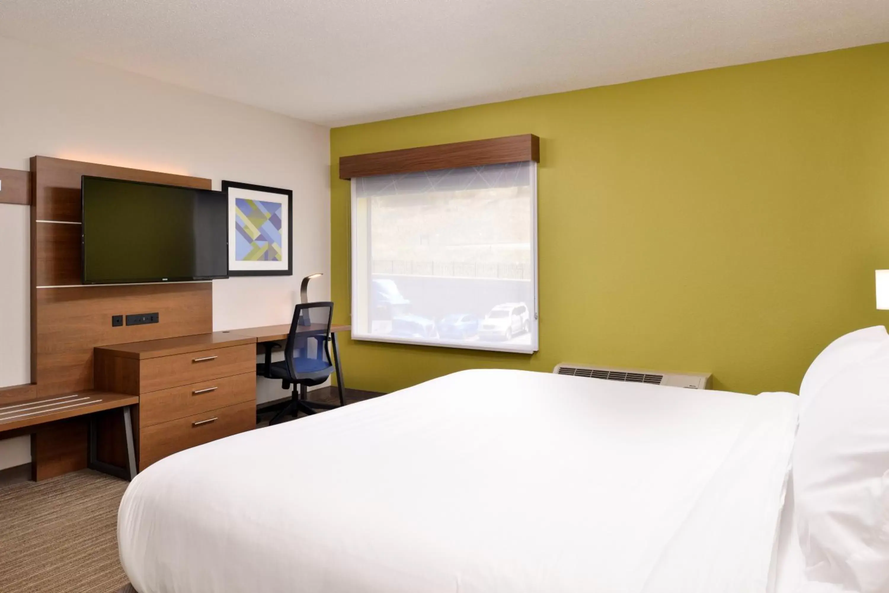 Bed in Holiday Inn Express Blowing Rock South, an IHG Hotel