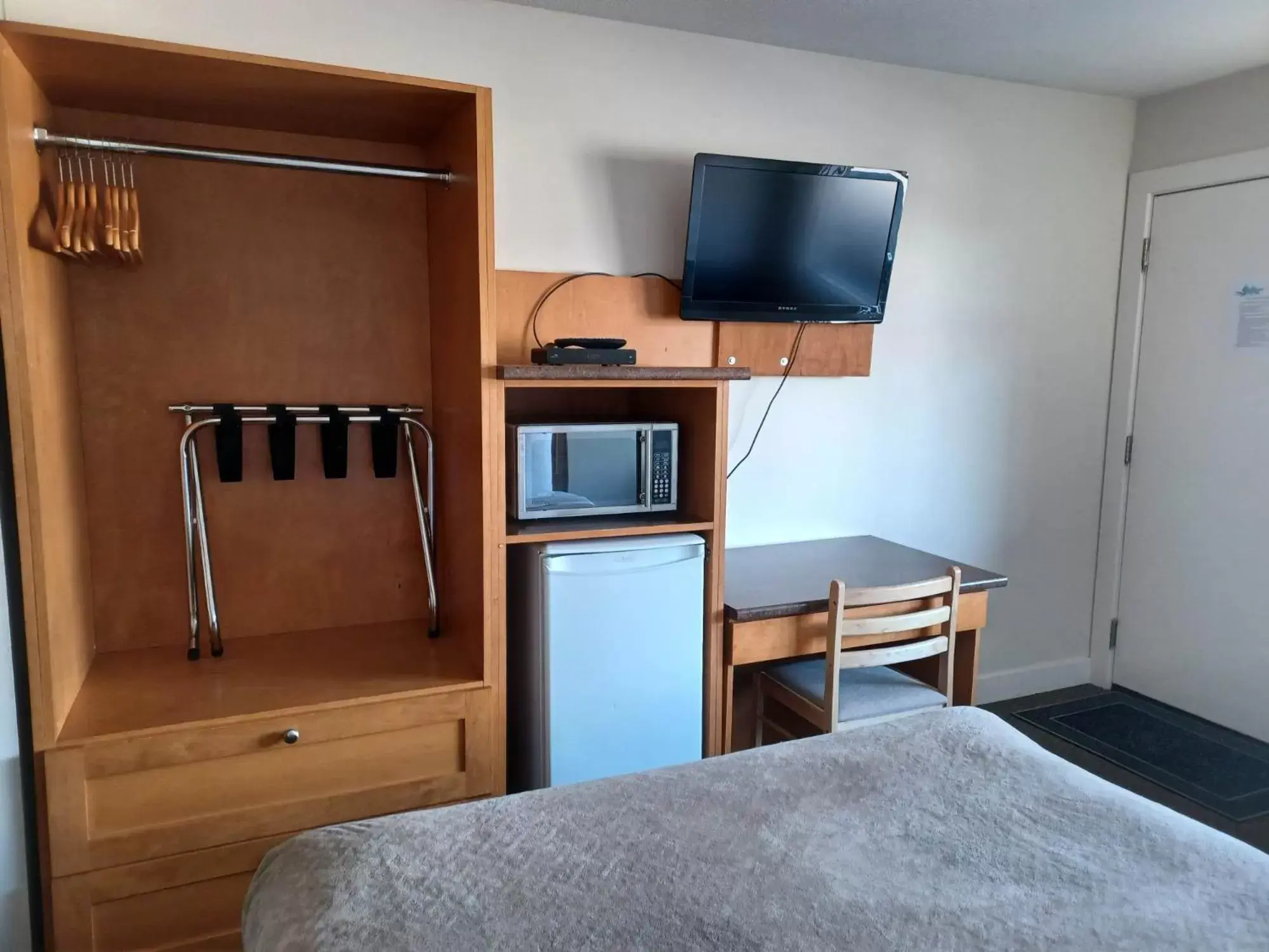 TV and multimedia, TV/Entertainment Center in Grandview Motel