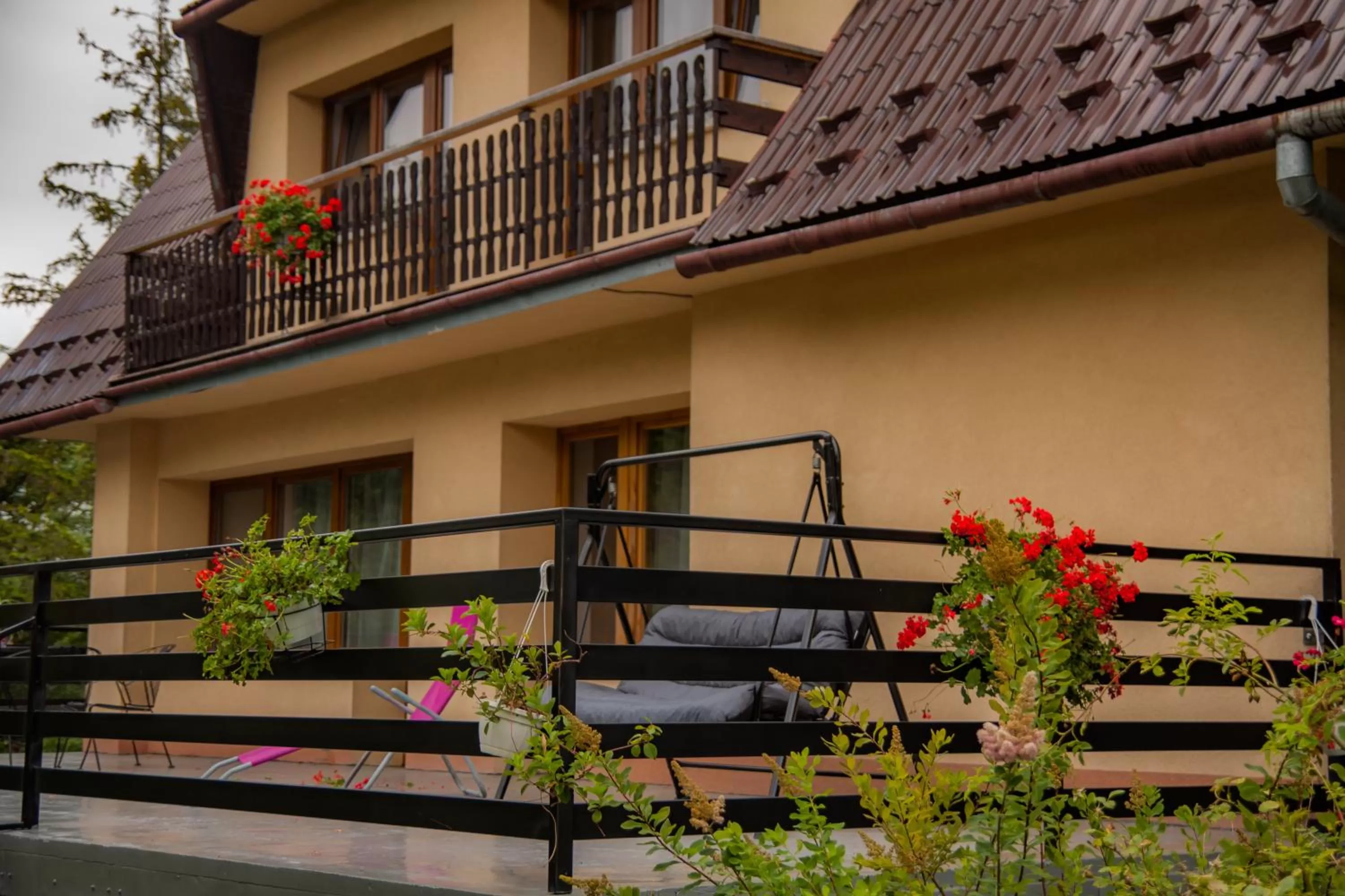 Facade/entrance, Balcony/Terrace in POKOJE GOŚCINNE WILCZNIK 12