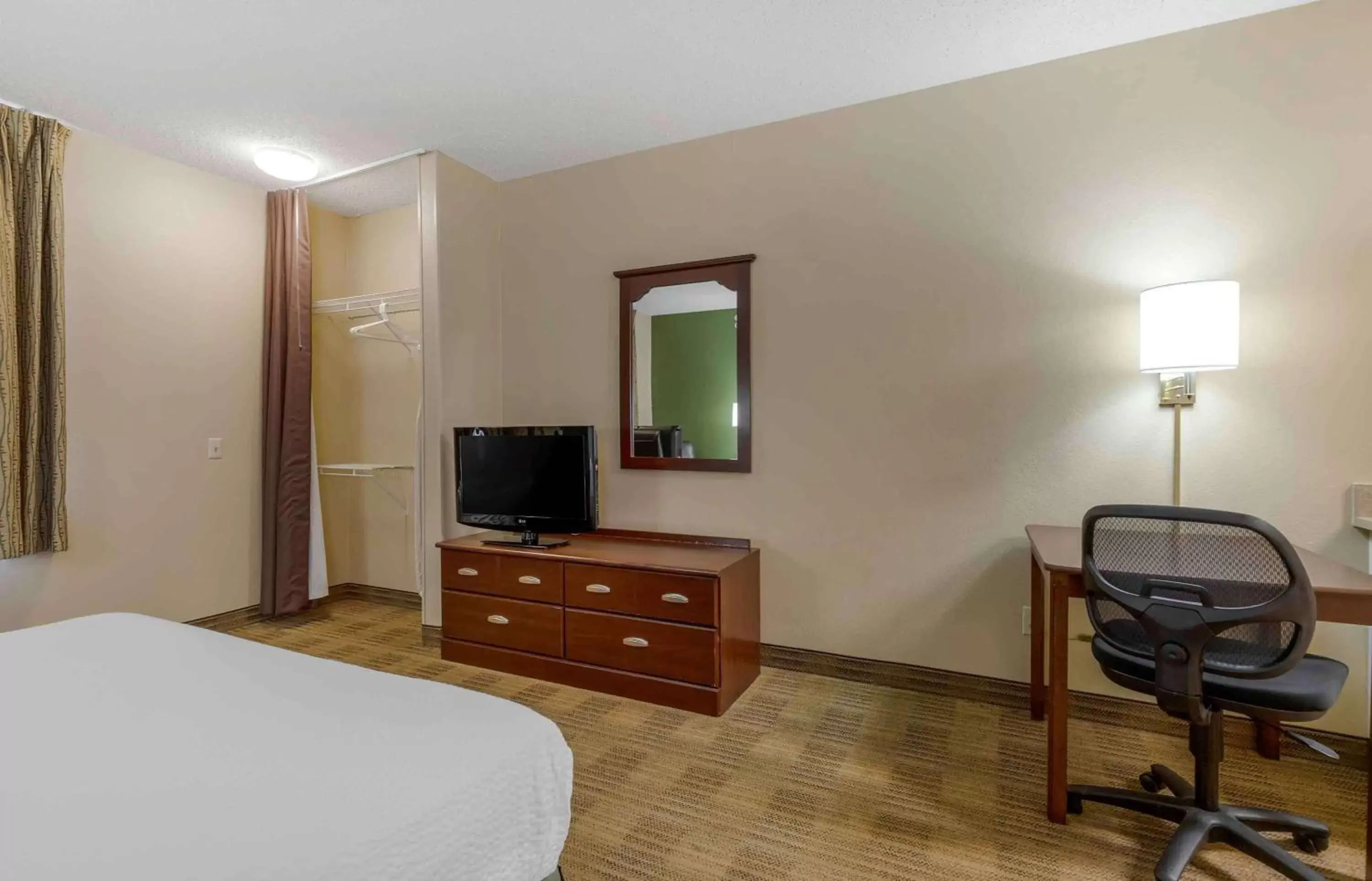 Bedroom, TV/Entertainment Center in Extended Stay America Suites - Laredo - Del Mar