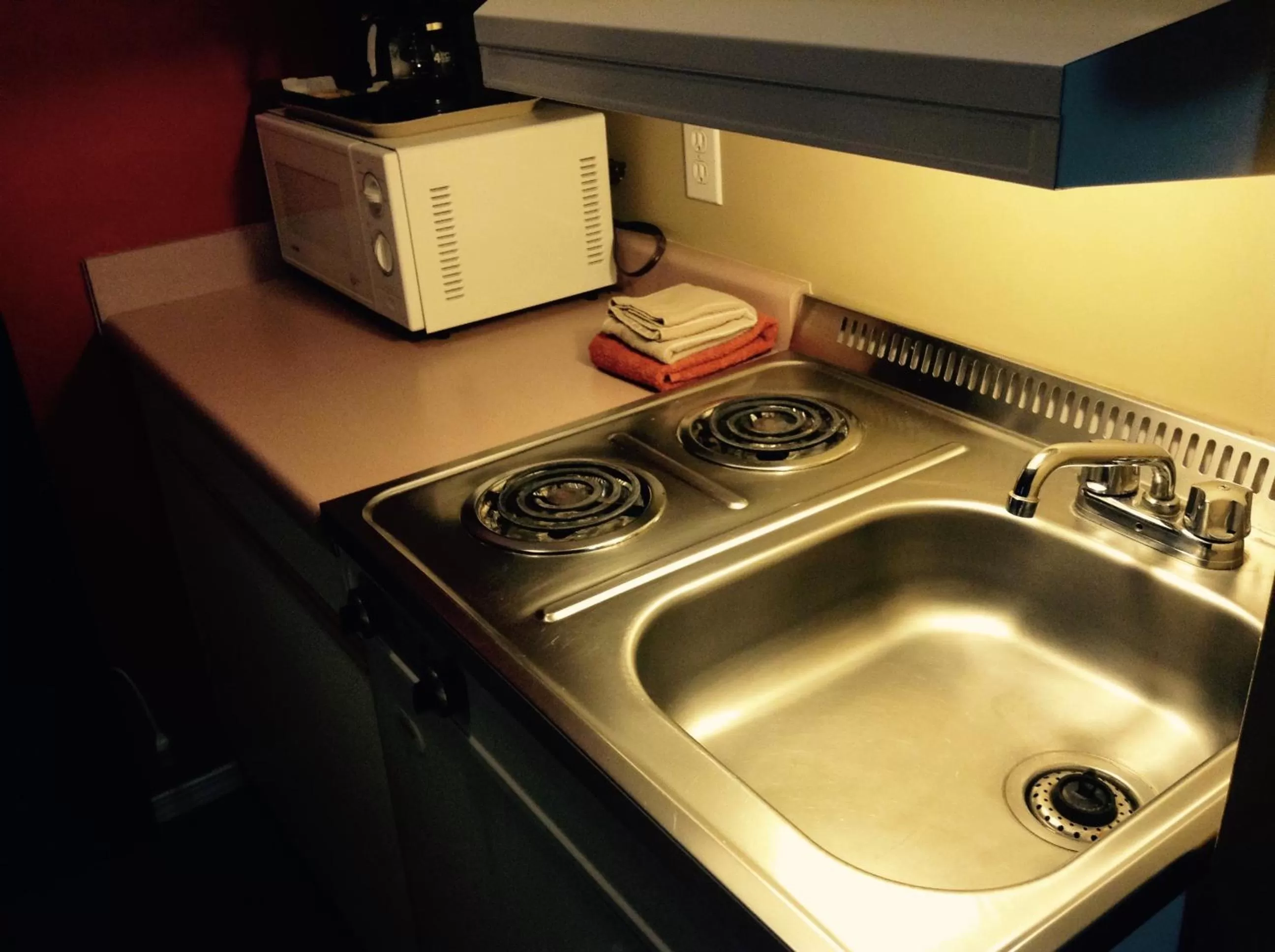 Kitchen or kitchenette in Super 8 by Wyndham West Kelowna BC