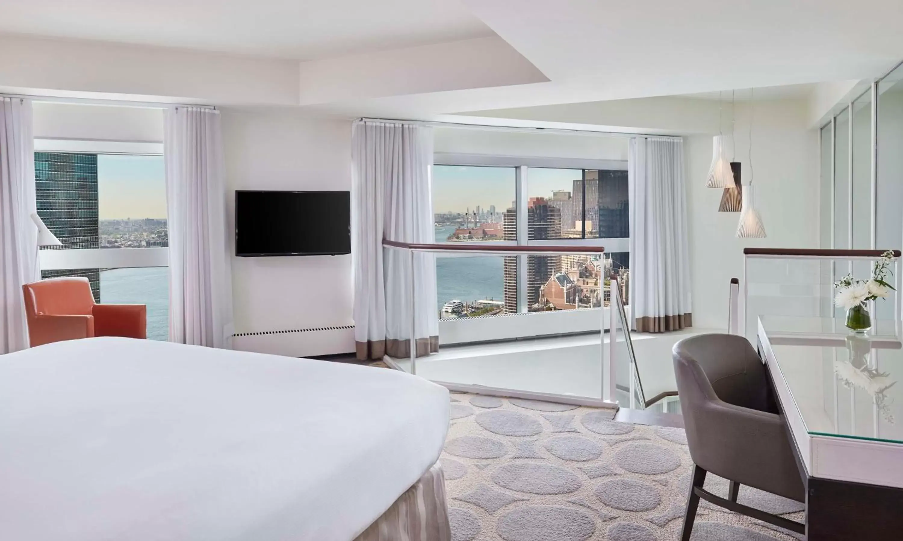 Bedroom, TV/Entertainment Center in Millennium Hilton New York One UN Plaza