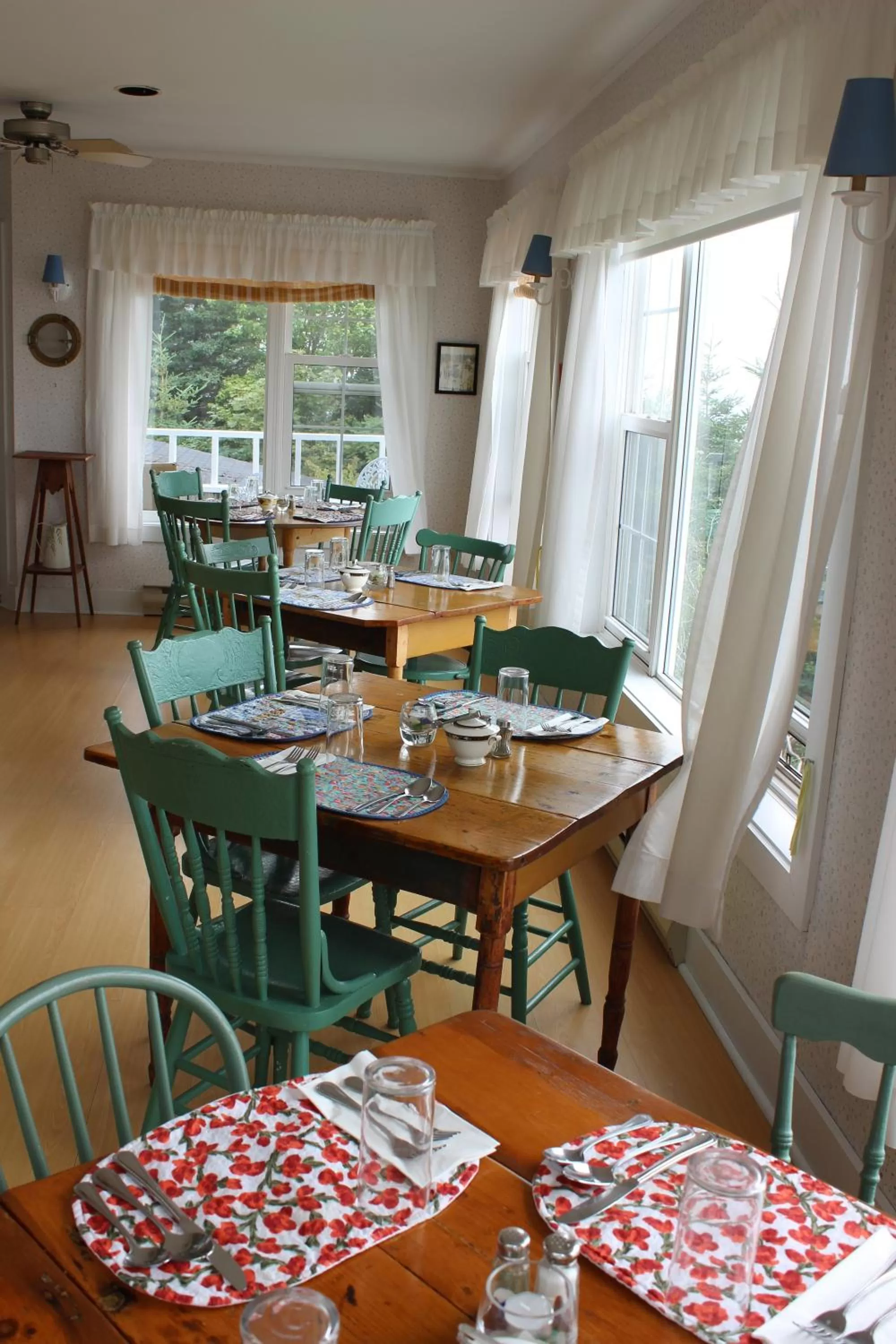 Restaurant/places to eat in Compass Rose Heritage Inn