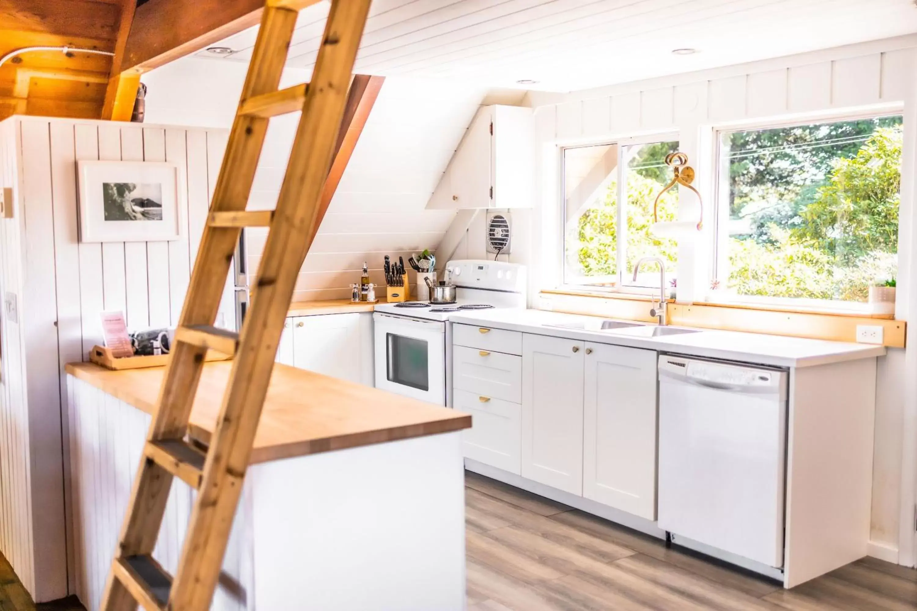 Kitchen or kitchenette, Kitchen/Kitchenette in The Shoreline Tofino