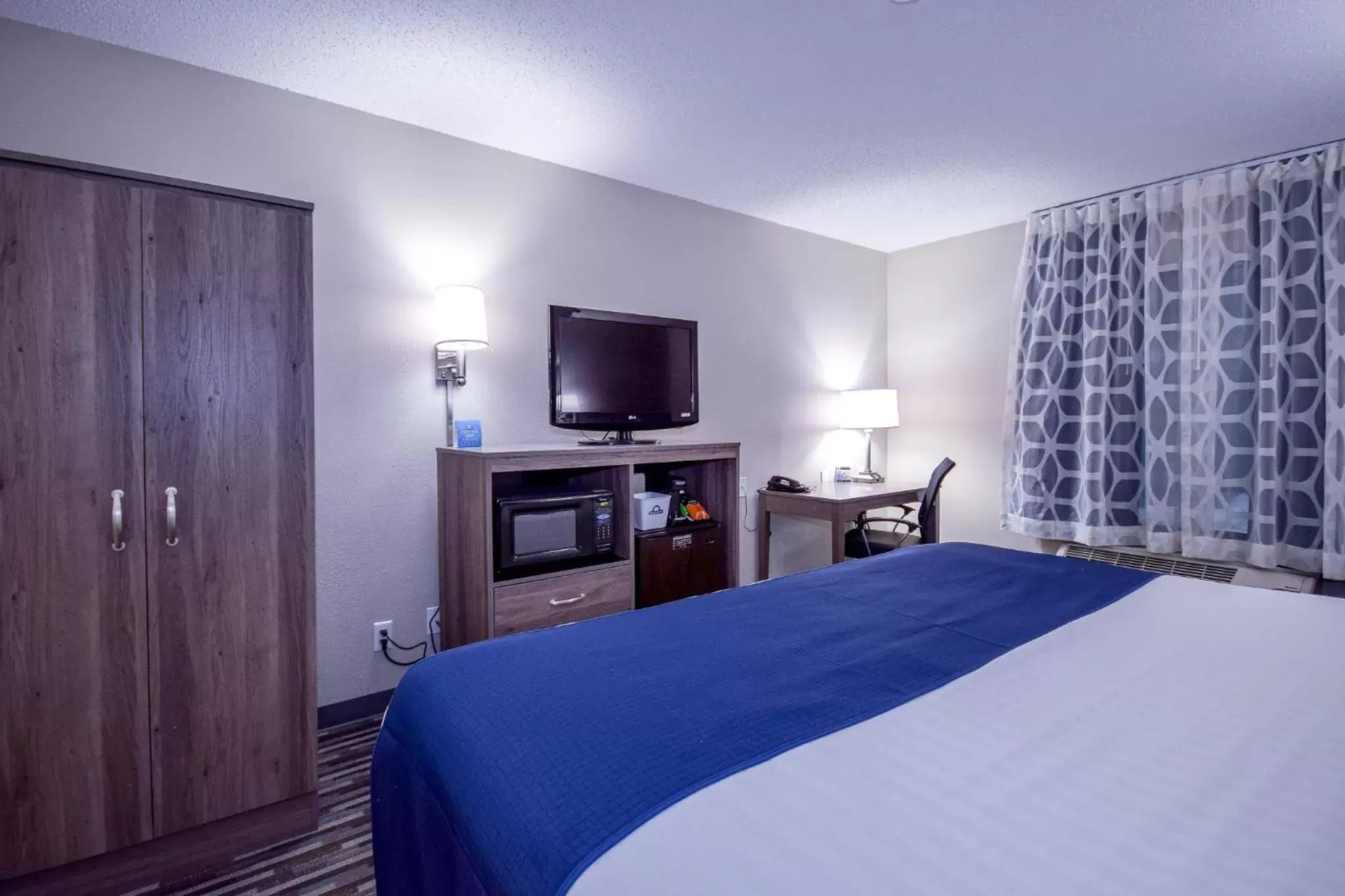 TV and multimedia, Bed in Days Inn & Suites by Wyndham Wisconsin Dells
