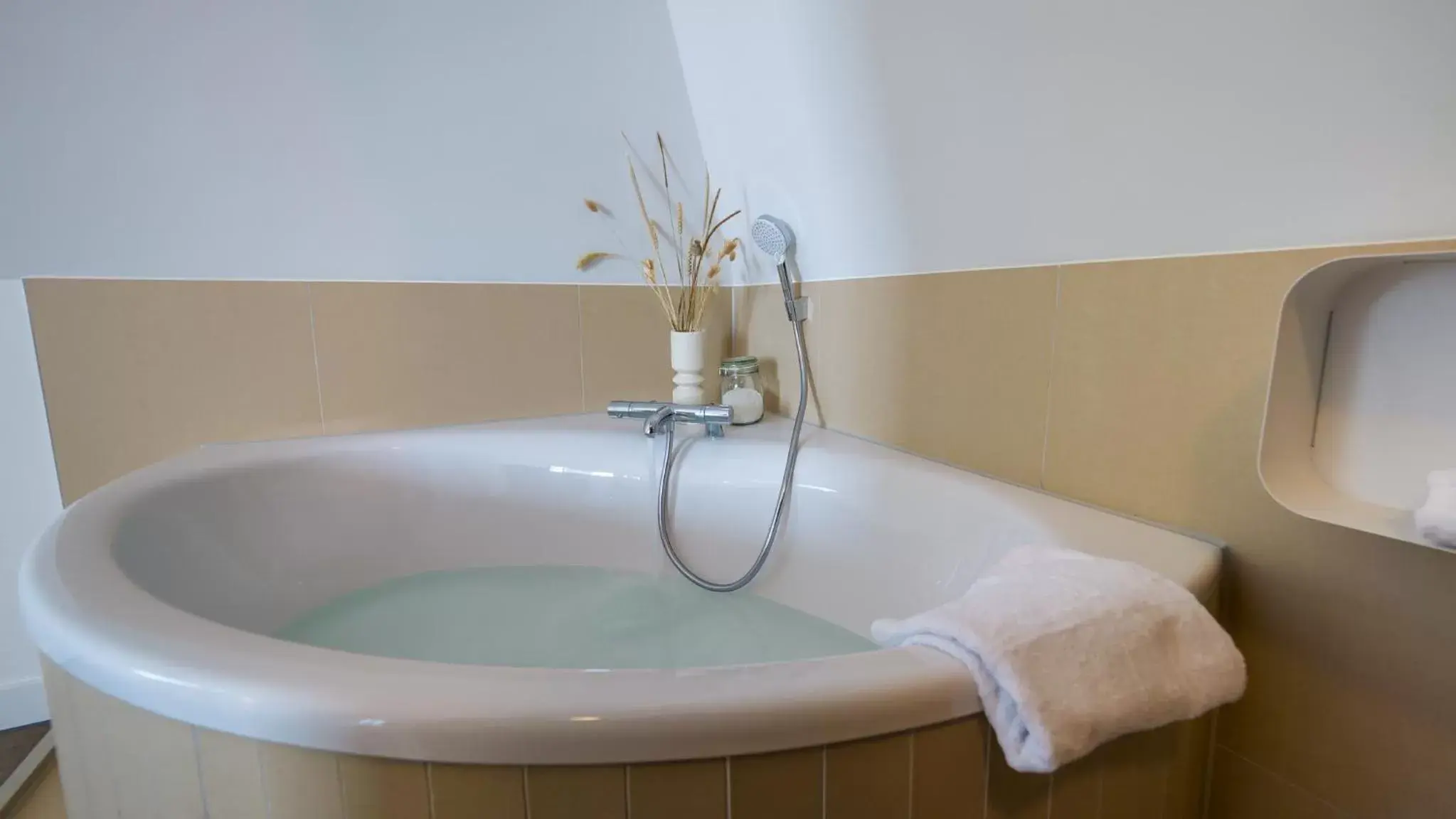 Bath, Bathroom in Hotel Paradis