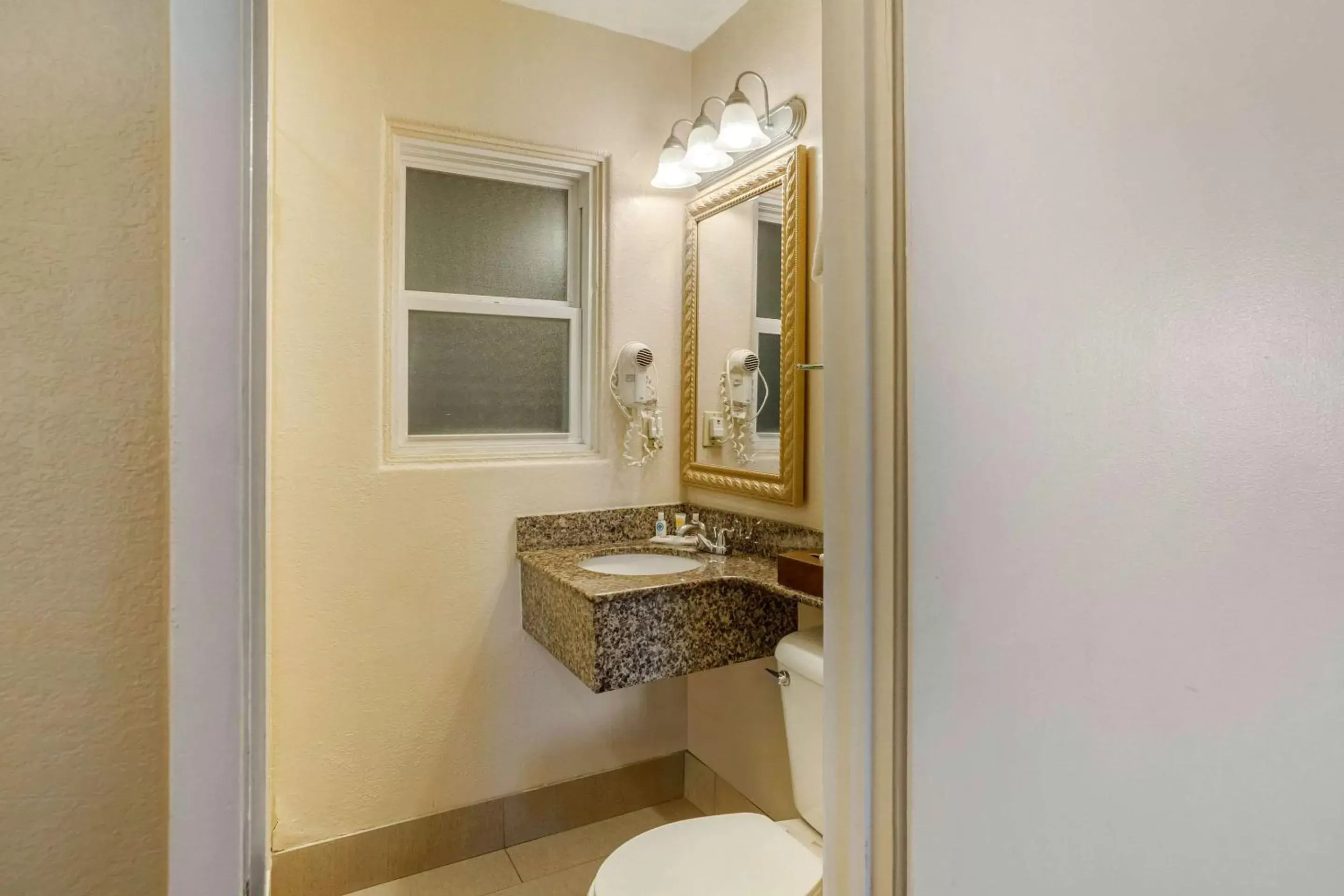 Photo of the whole room, Bathroom in Comfort Inn San Diego Airport At The Harbor